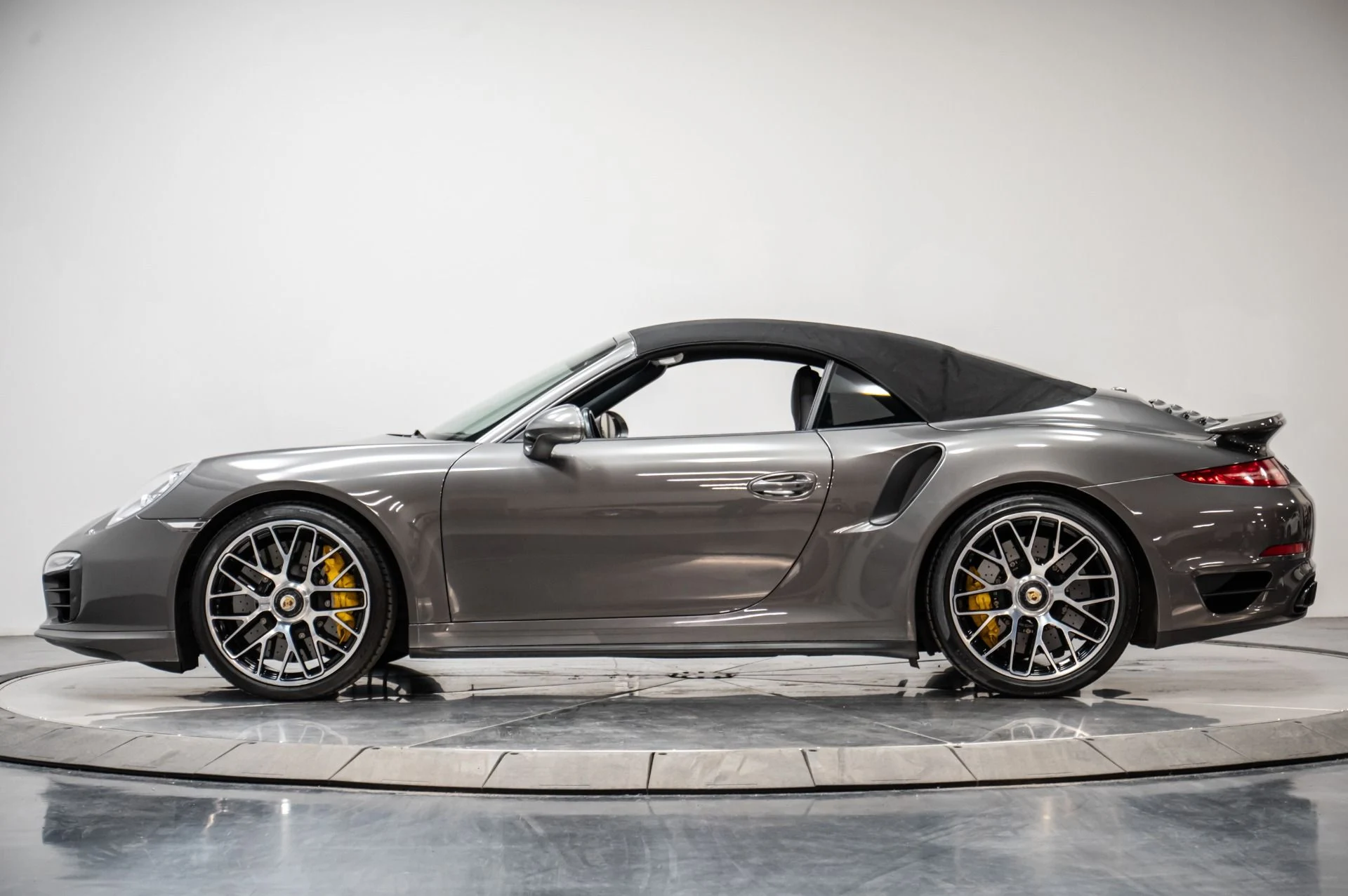 mph015_3477677128_Used_2016_Porsche_911_Turbo_S_1747174132_14d7dba47b