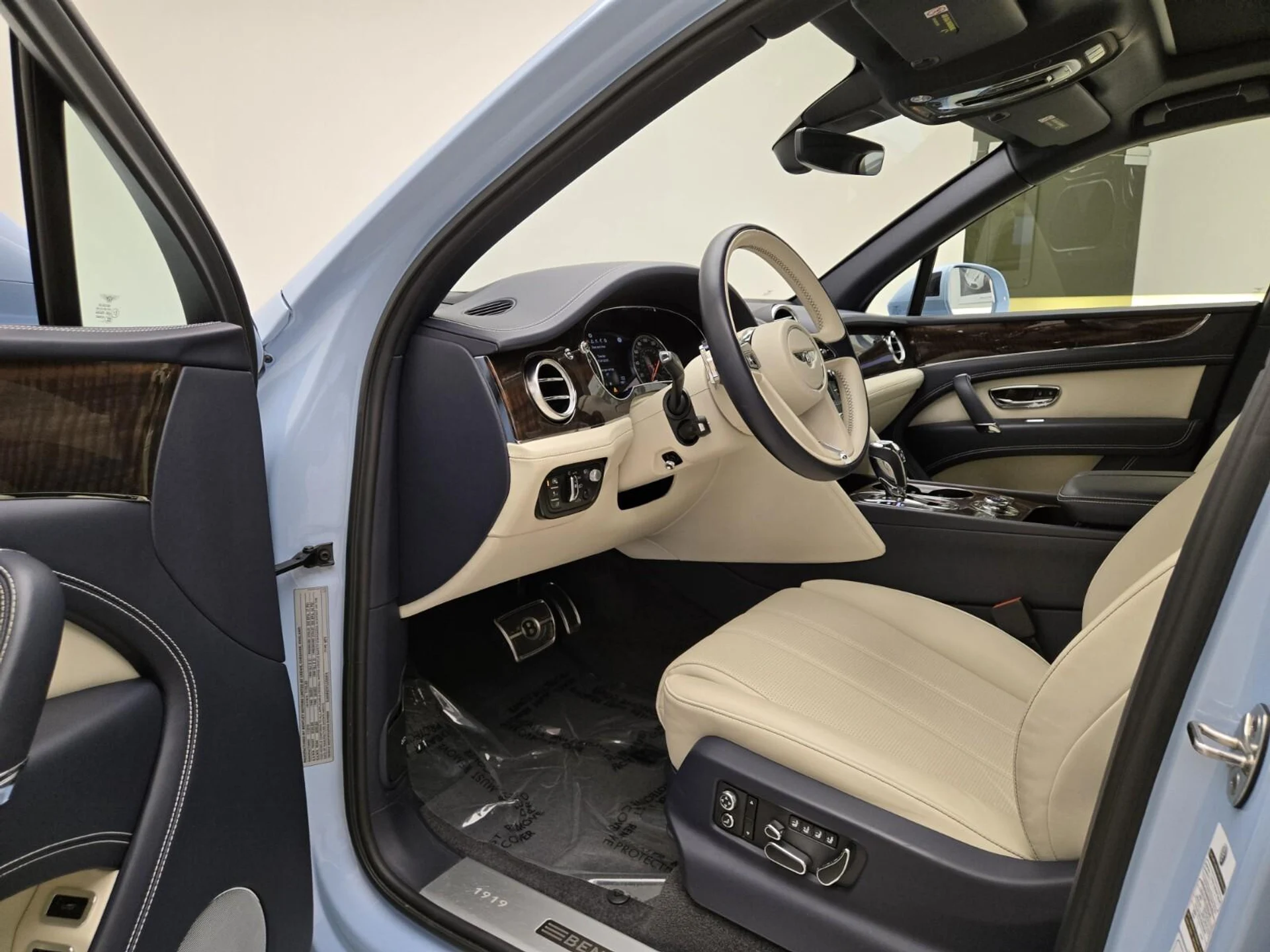 mph015_3481806334_Used_2020_Bentley_Bentayga_V8_1754377265_e1561a4090