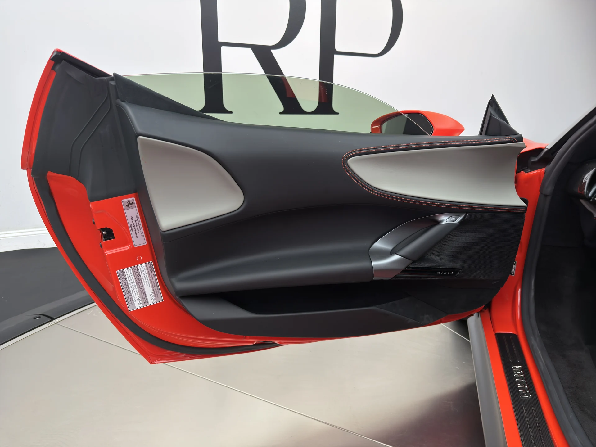 mph015_3489032910_RP_8562_interior_001_499772883e