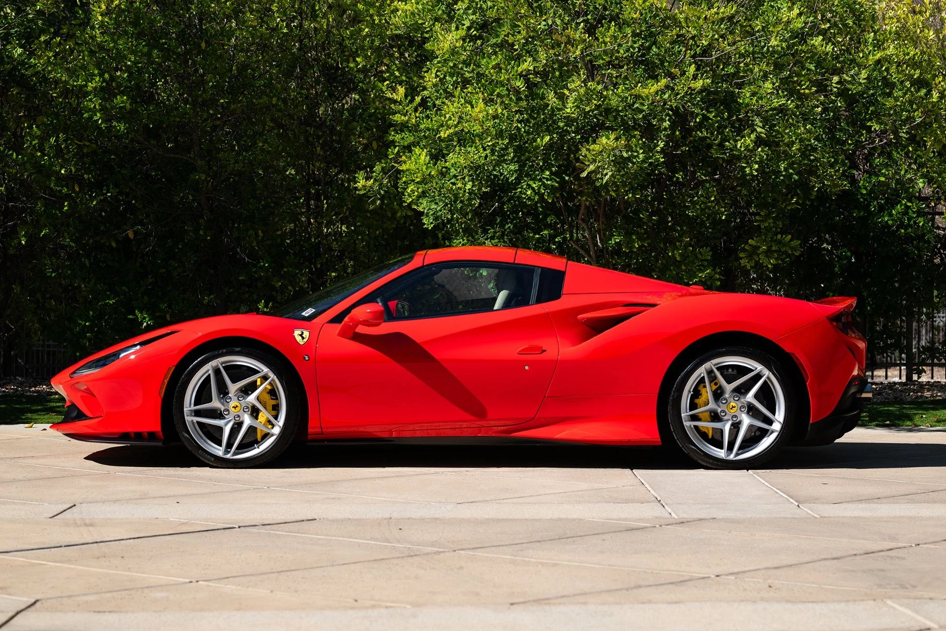 mph015_3489339761_Used_2022_Ferrari_F8_Spider_1791574017_644a3b56cb