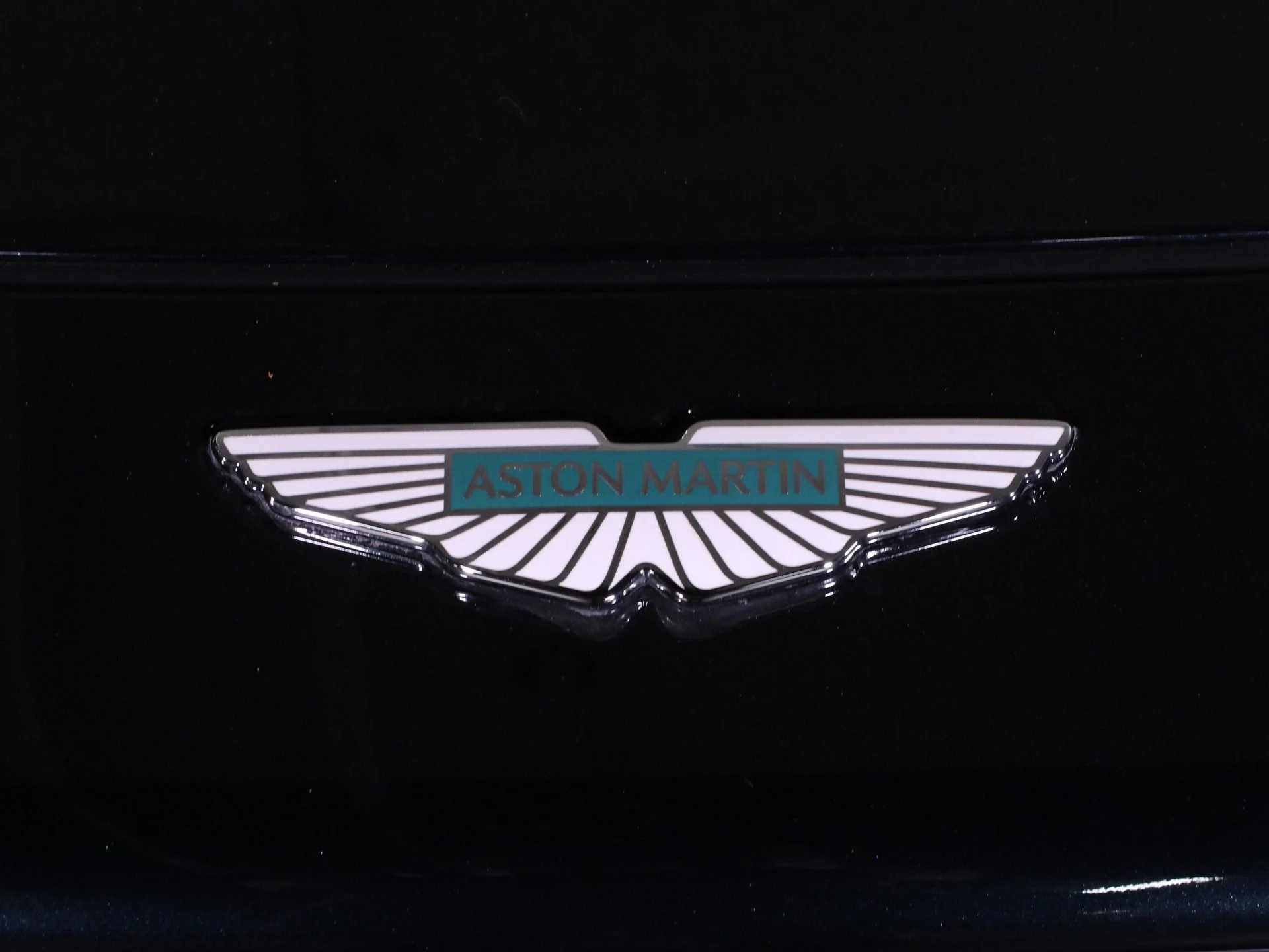 mph015_3508371719_Used_2024_Aston_Martin_DB_12_1758483136_3970ede3d2