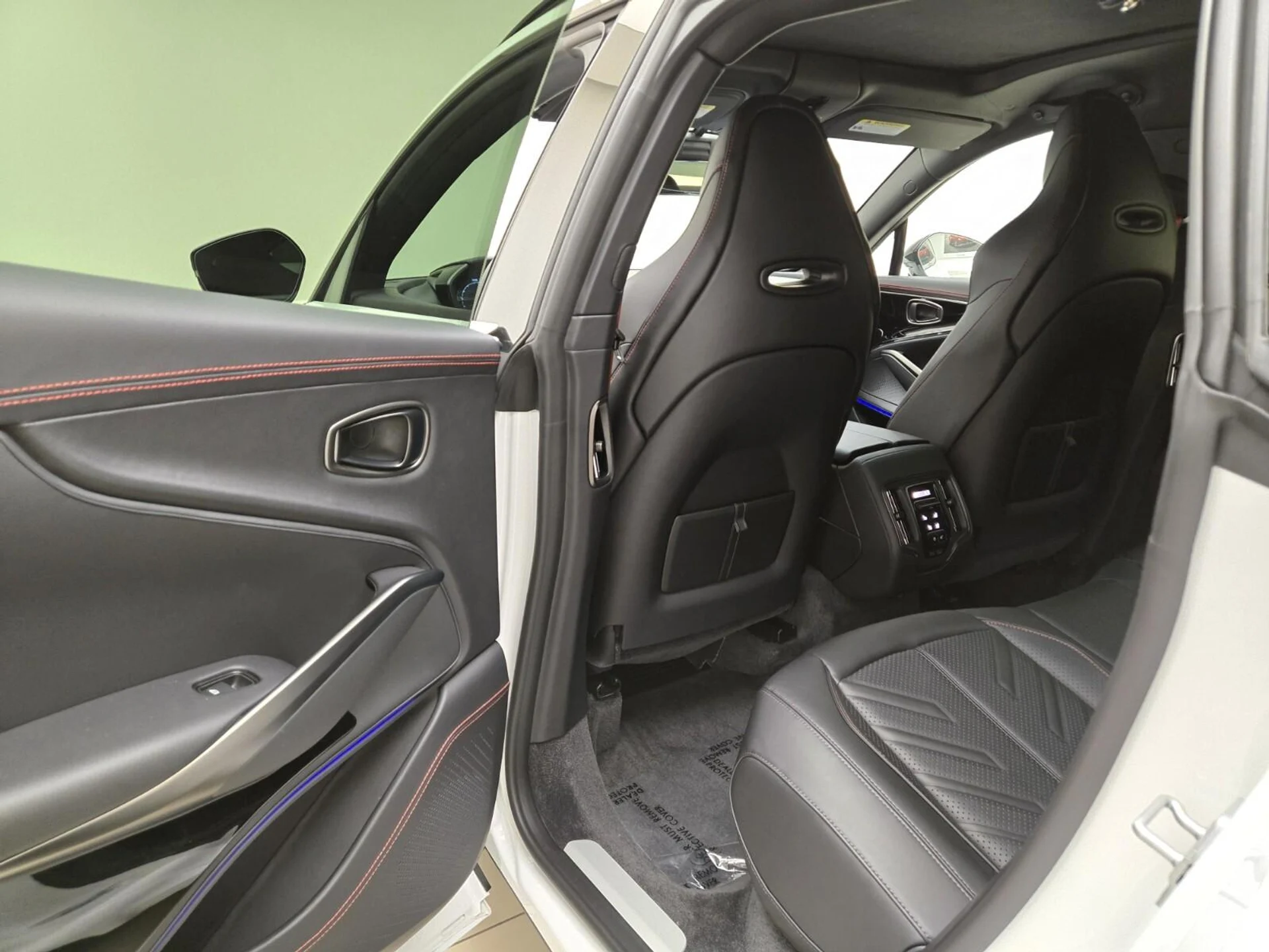 mph015_351884995_New_2026_Aston_Martin_DBX_S_1776835385_4e78f20146