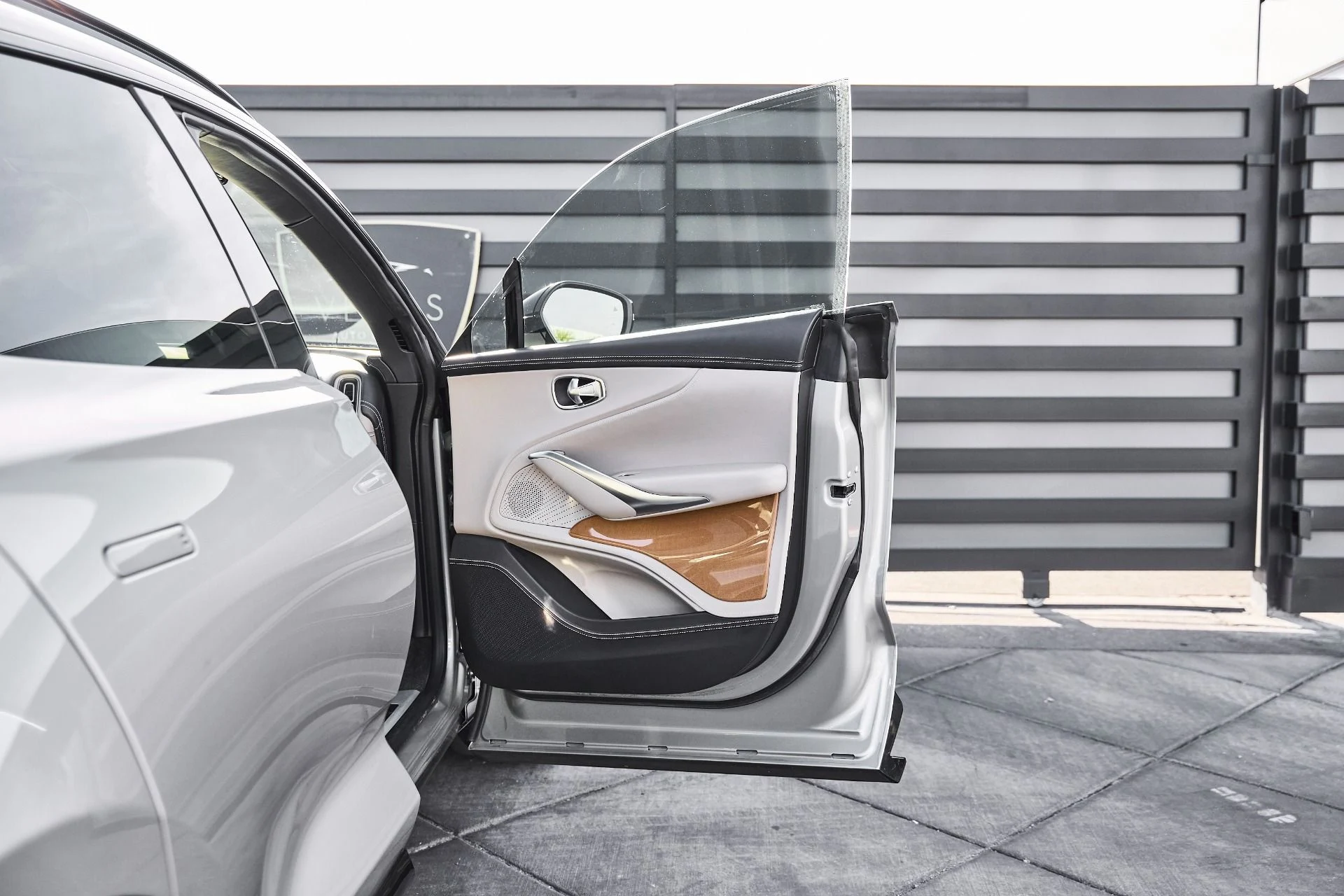 mph015_3521358246_Used_2023_Aston_Martin_DBX_707_1774652354_5e94b65c7d