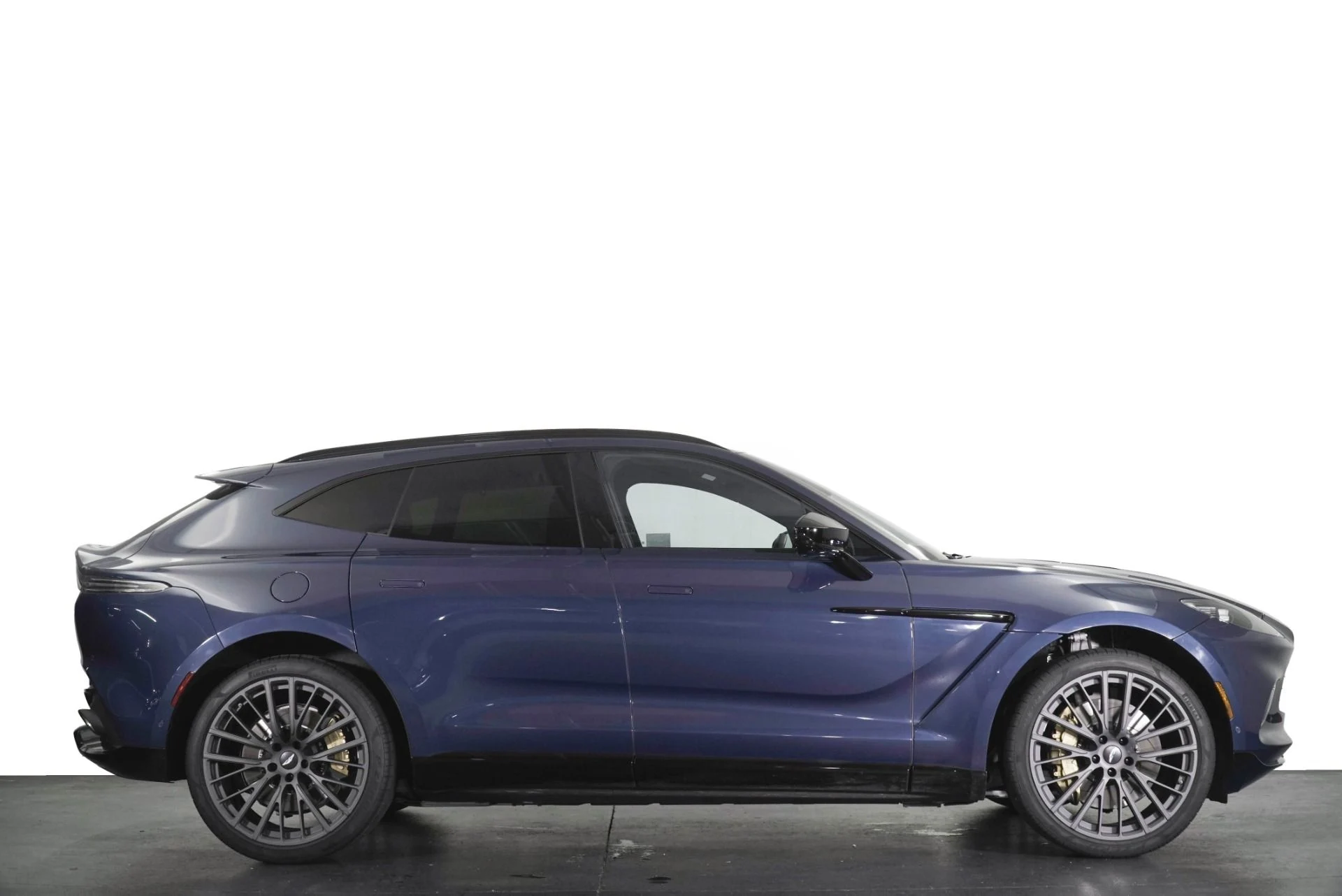 mph015_3559924395_Used_2022_Aston_Martin_DBX_1781165233_3df5093416