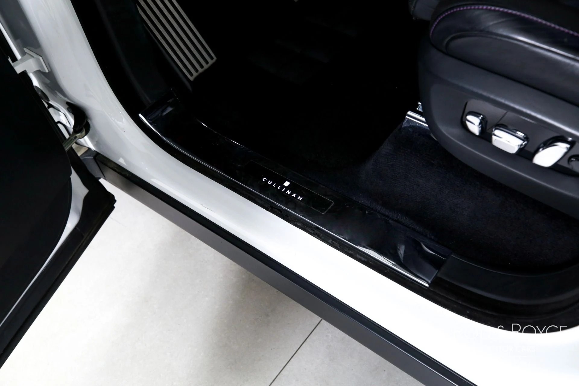 mph015_3572125184_Used_2019_Rolls_Royce_Cullinan_1771361398_f42a5d0a5a