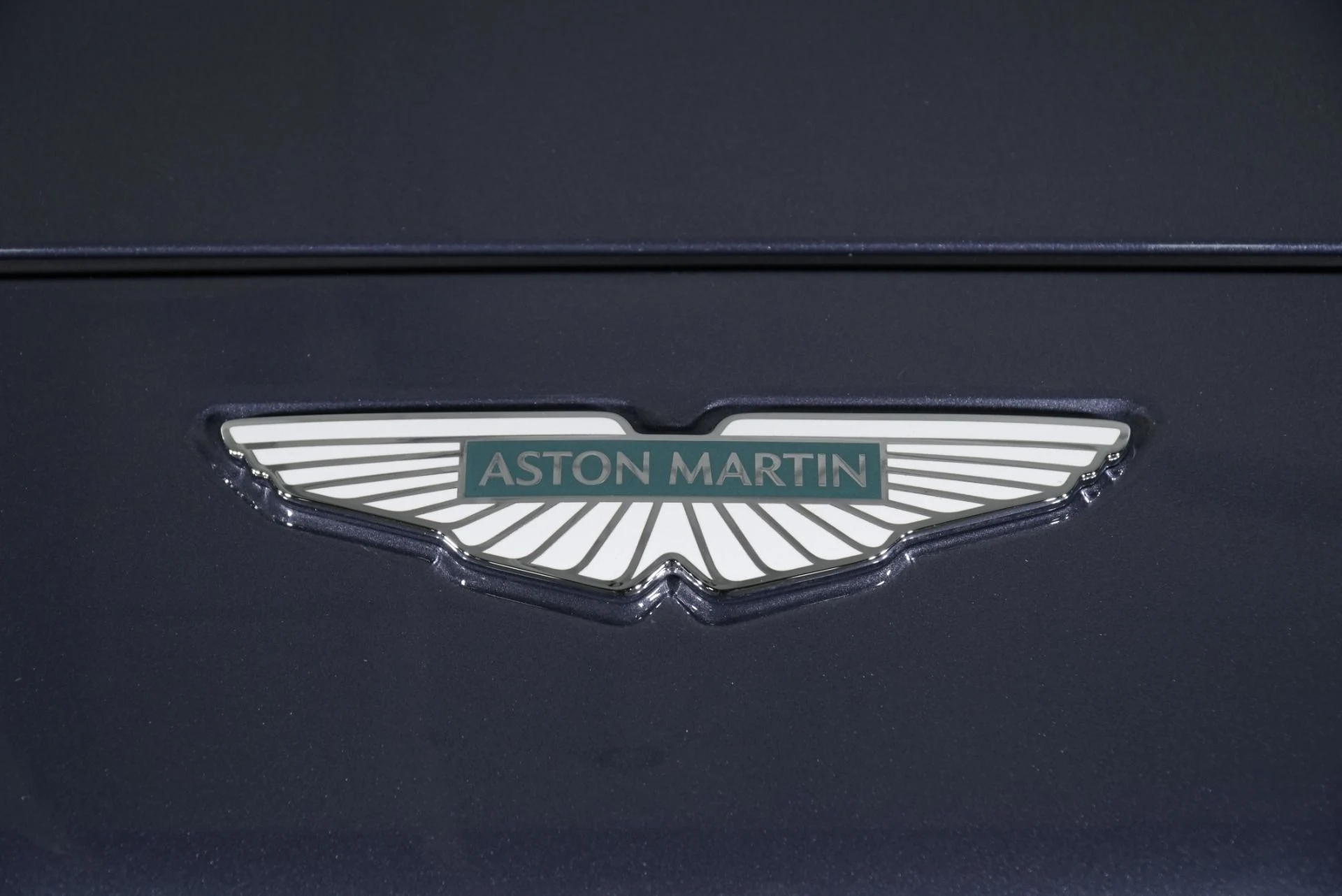 mph015_3572473482_New_2026_Aston_Martin_DBX_707_1765563110_325d9c0727