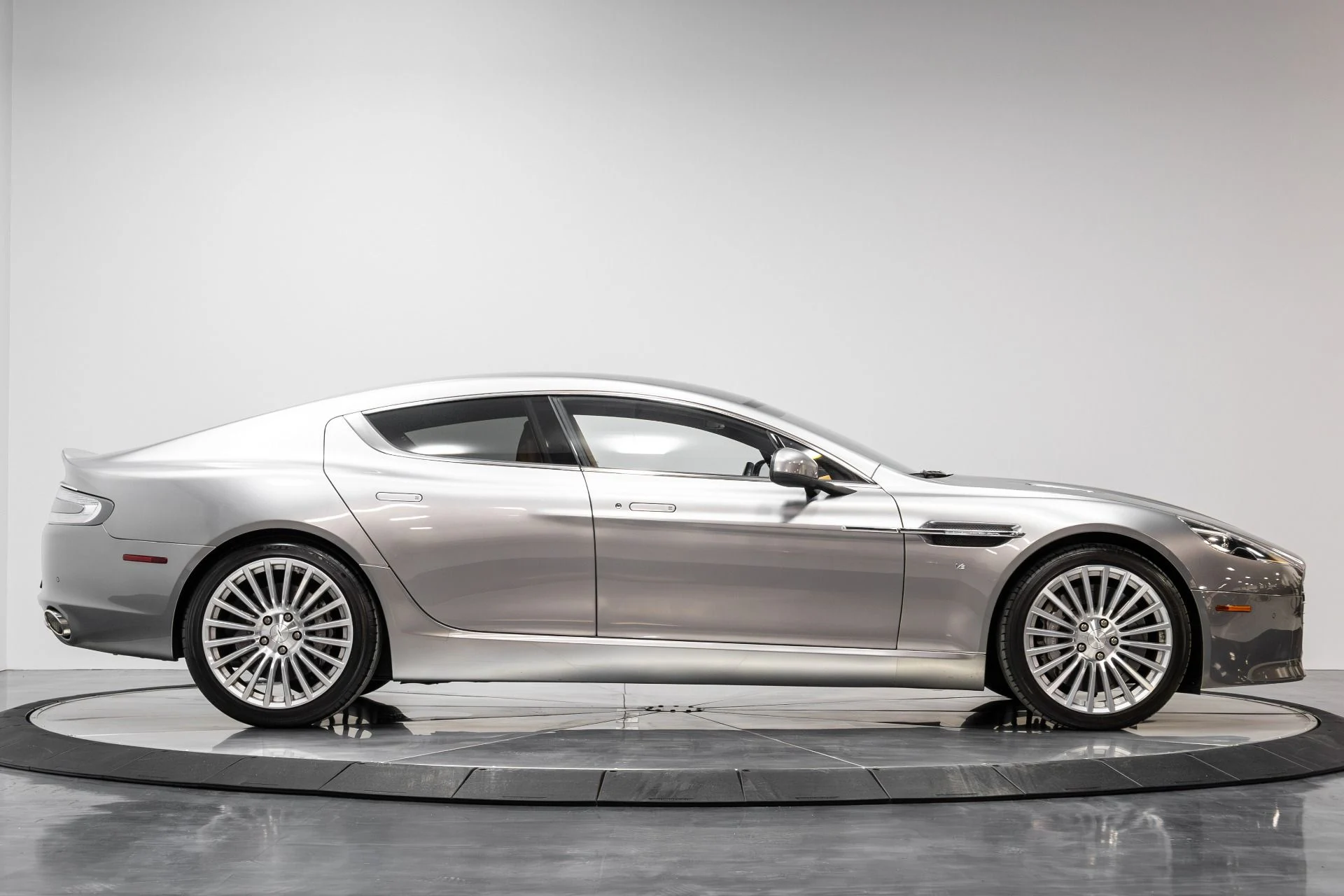 mph015_3653214928_Used_2016_Aston_Martin_Rapide_S_1767648441_649ca74928