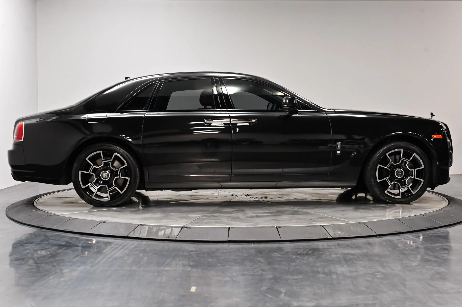 mph015_3657276834_Used_2017_Rolls_Royce_Ghost_Base_1792796263_0e3058e7ed