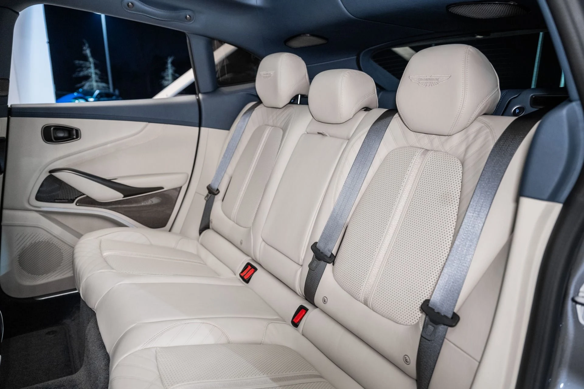 mph015_3657849781_Used_2025_Aston_Martin_DBX_707_1734711890_738cad319e