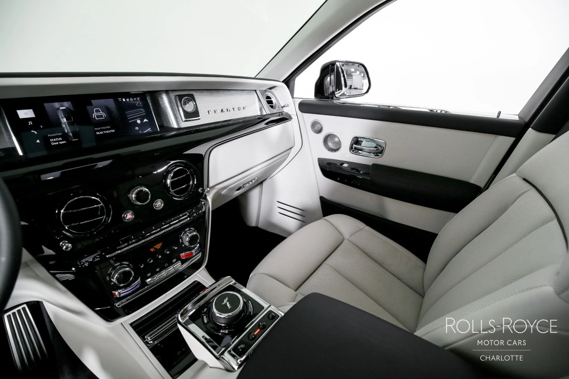 mph015_3663966176_Used_2025_Rolls_Royce_Phantom_1767376203_941d7636d5