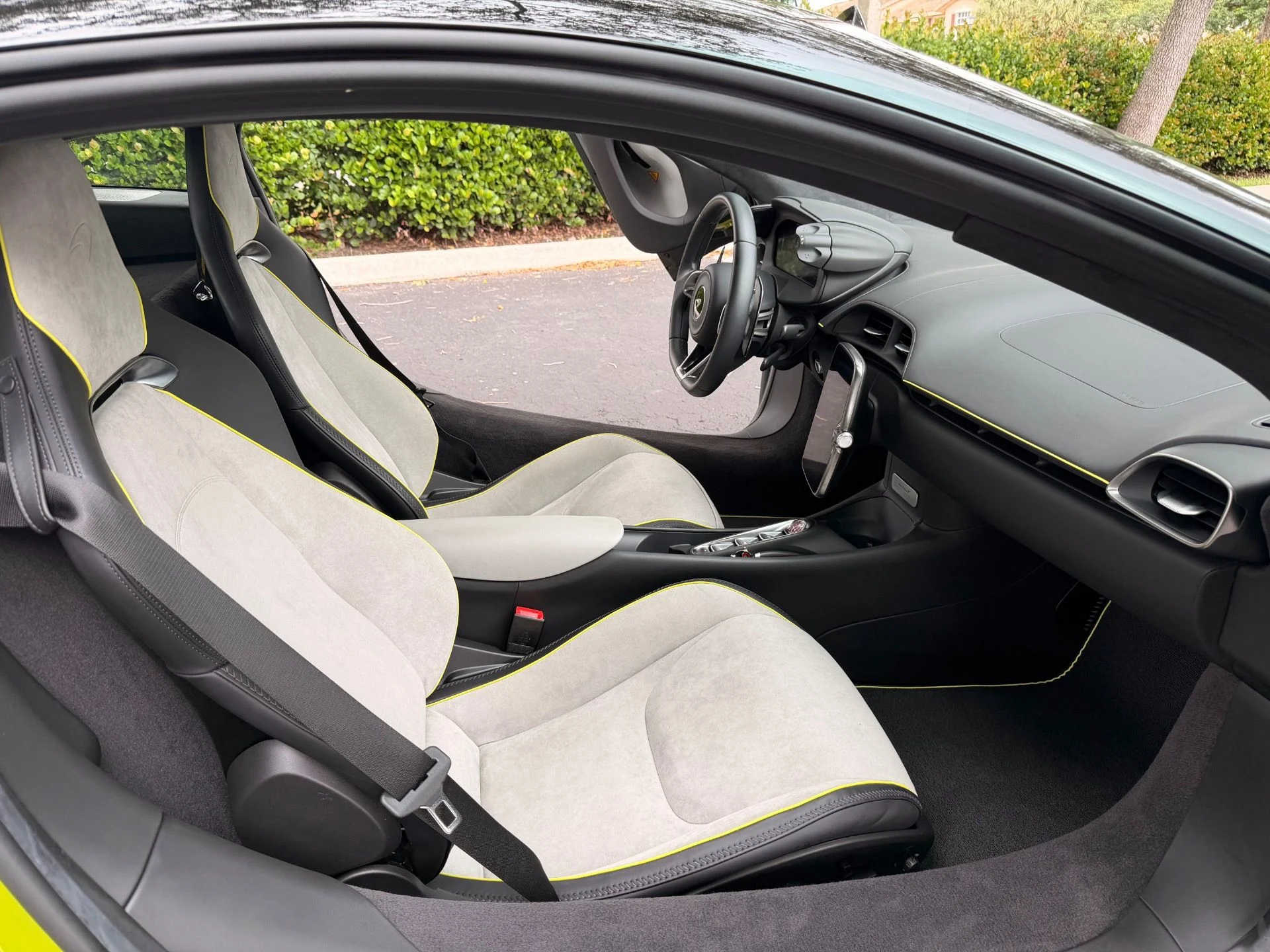 mph015_3693479362_Used_2023_Mc_Laren_Artura_1765484453_22b5d3ea58