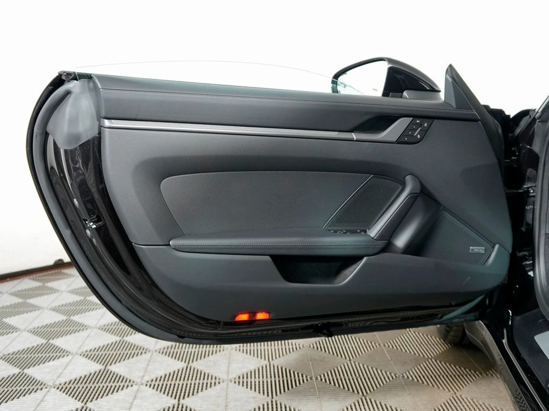 mph015_3708312585_16_5d684d7b1e