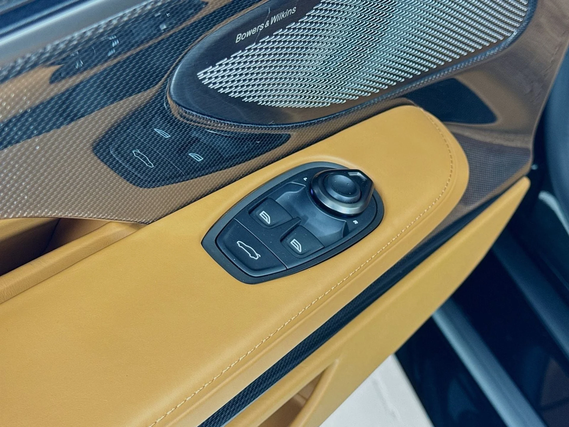 mph015_3715615439_40acc12a0187dfbb25c8726e7e49585bx_582de9f93e