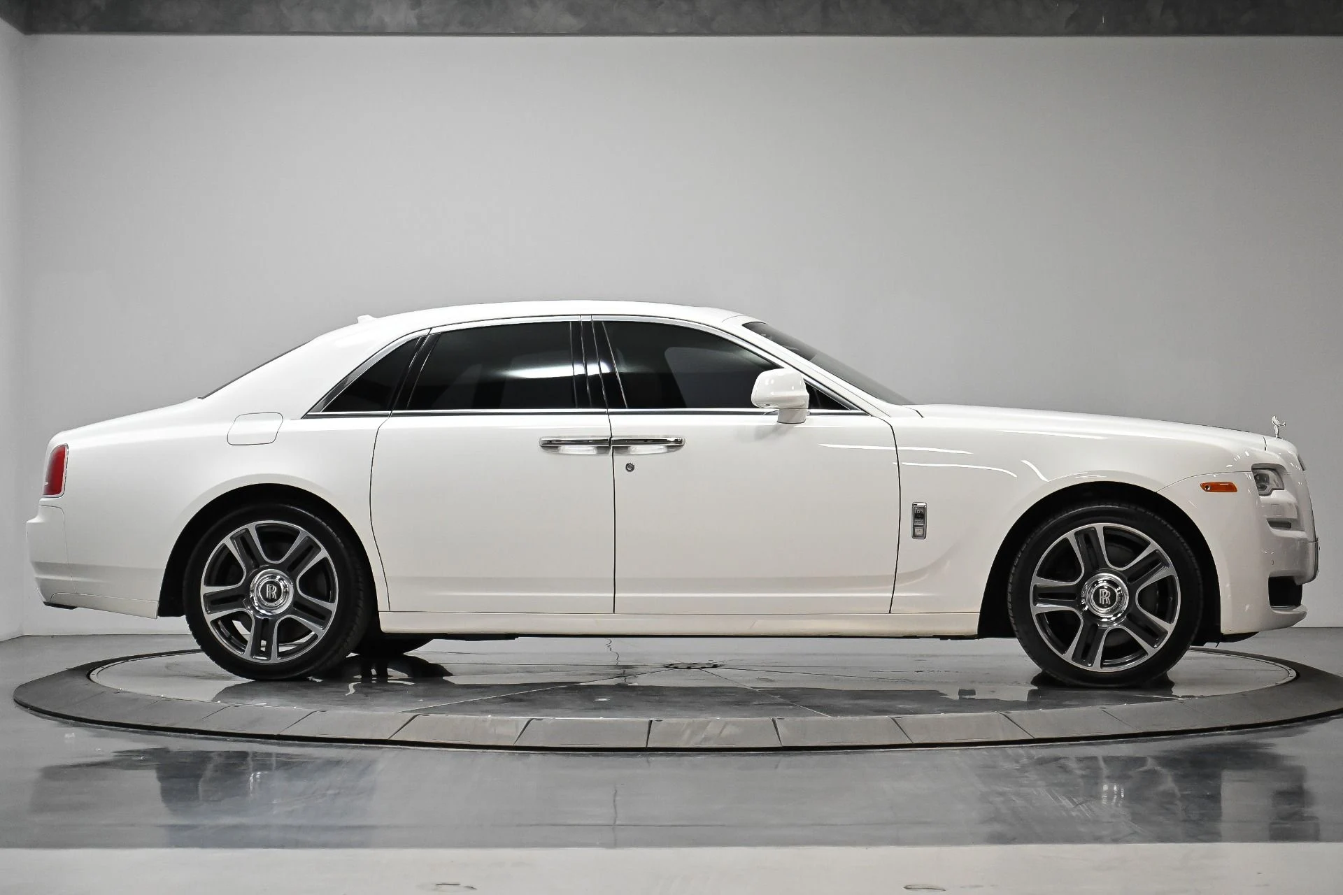 mph015_3719769155_Used_2017_Rolls_Royce_Ghost_1749695060_fe000d2b9f