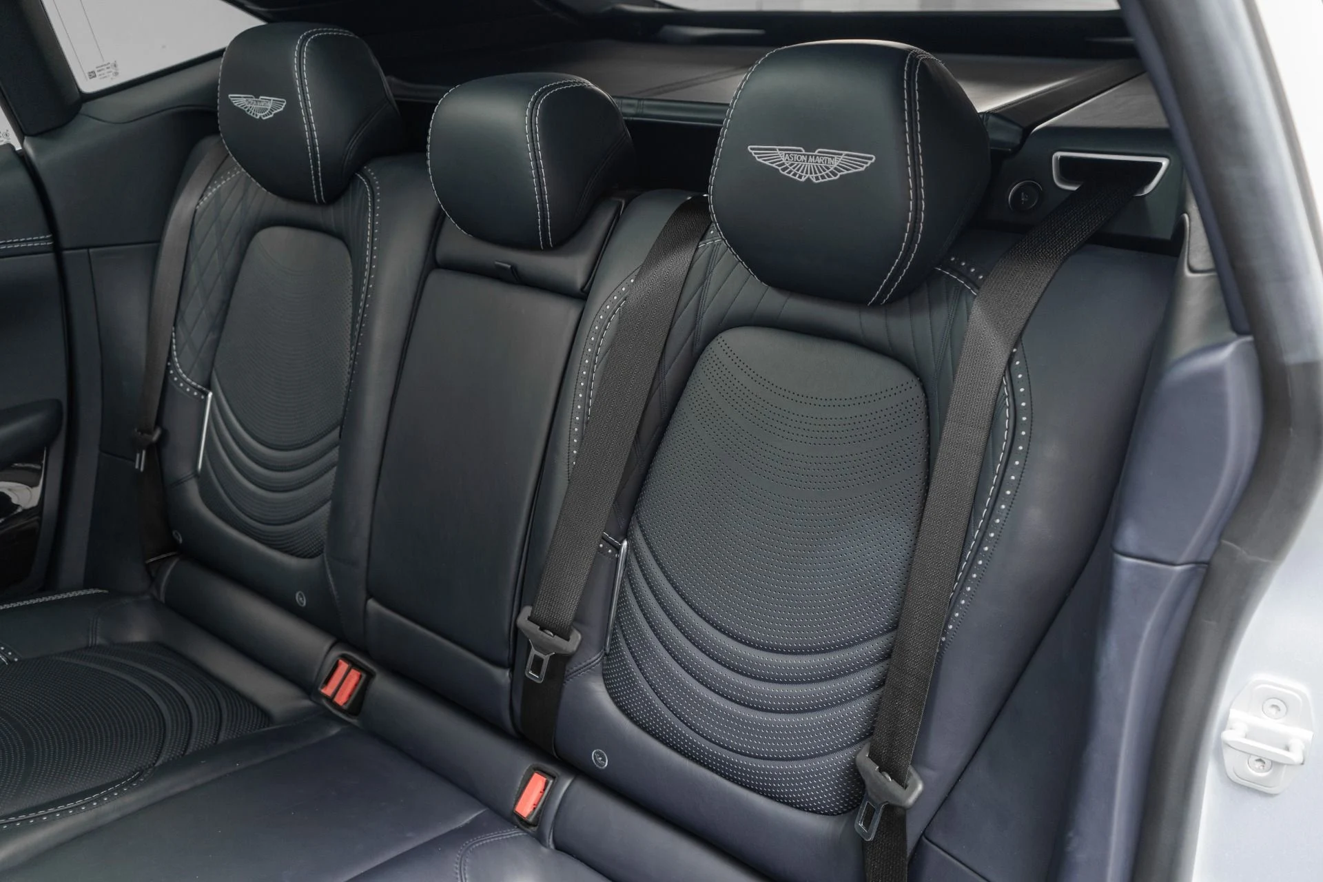 mph015_3723198486_Used_2022_Aston_Martin_DBX_Inspire_Interior_Panoramic_Glass_Roof_1768577426_7bb3989b39