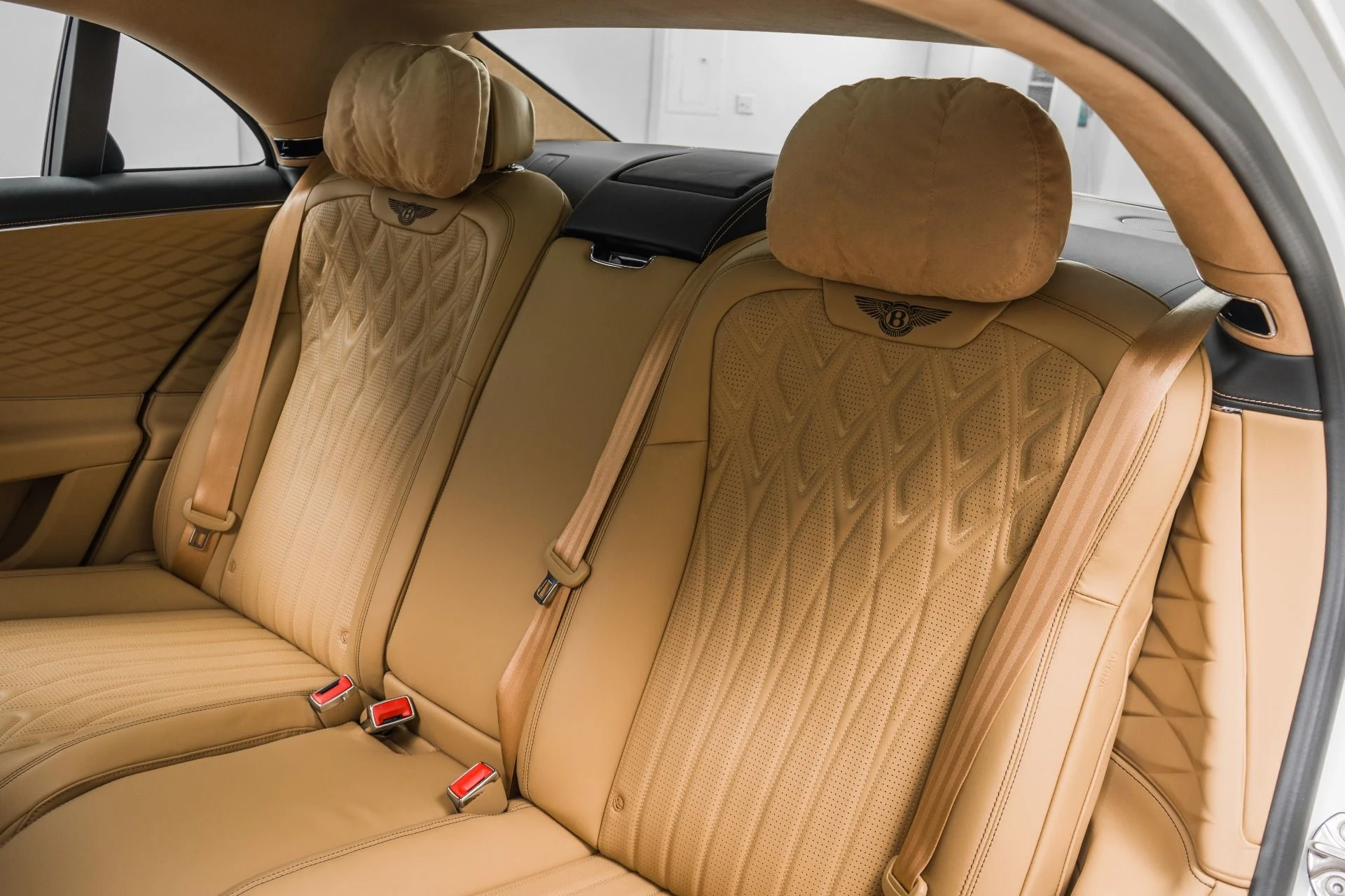 mph015_3747569409_Used_2026_Bentley_Flying_Spur_Azure_1772059089_66d2f9b4c6