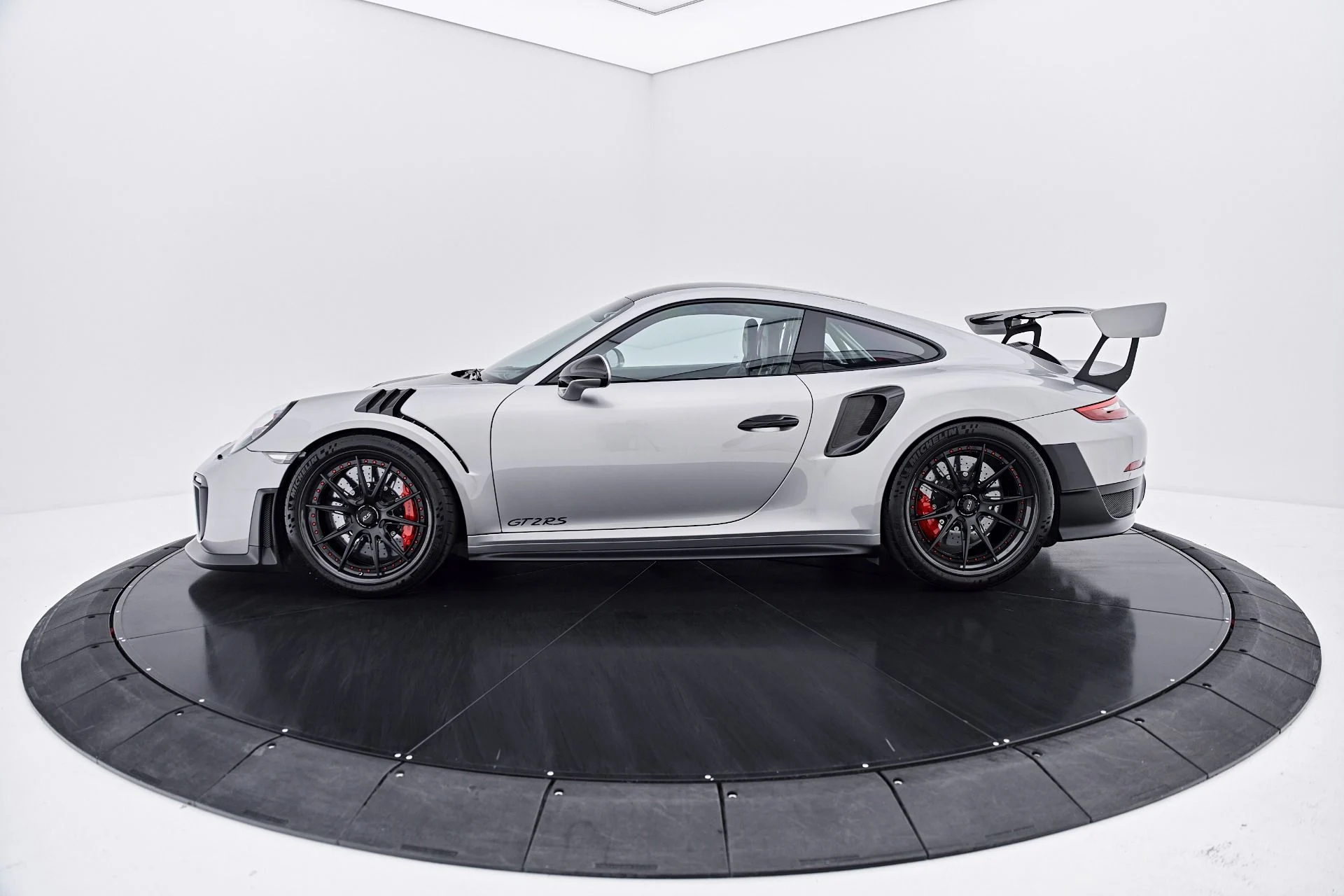 mph015_3757447338_Used_2019_Porsche_911_GT_2_RS_1788559160_0b1a996021