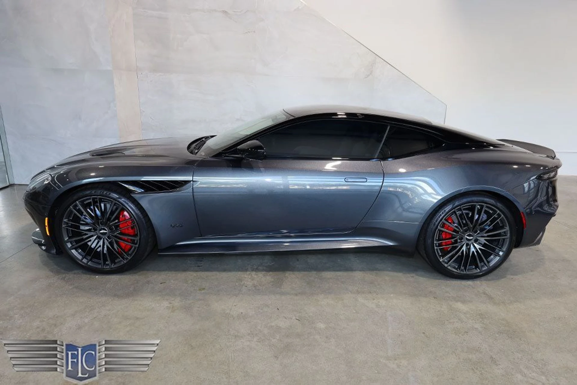 mph015_3758143164_used_2022_aston_martin_dbs_superleggeracoupe_9689_22952406_16_1024_e2791b6e5c