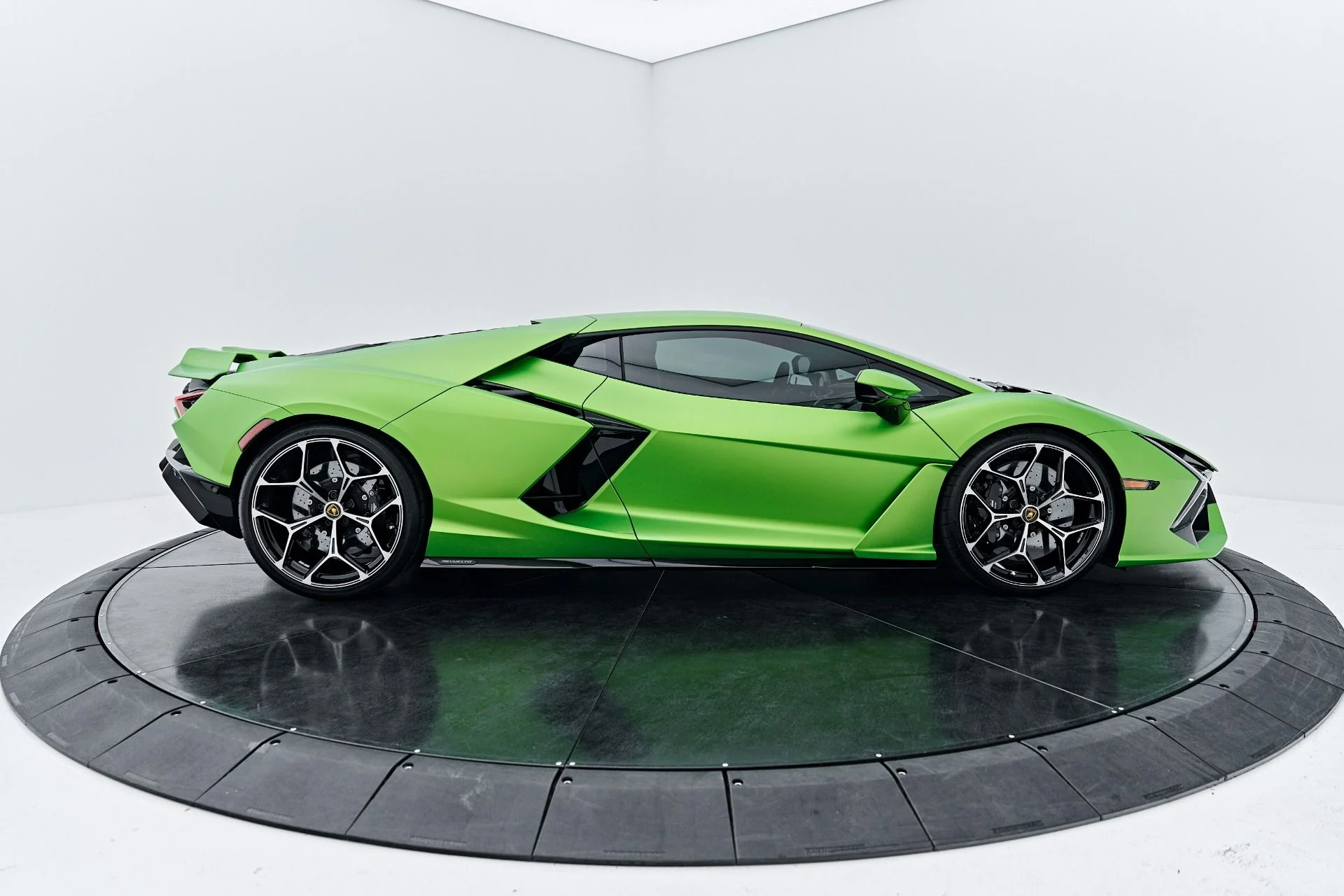 mph015_3792322088_Used_2024_Lamborghini_Revuelto_Base_1789697465_1584040c67
