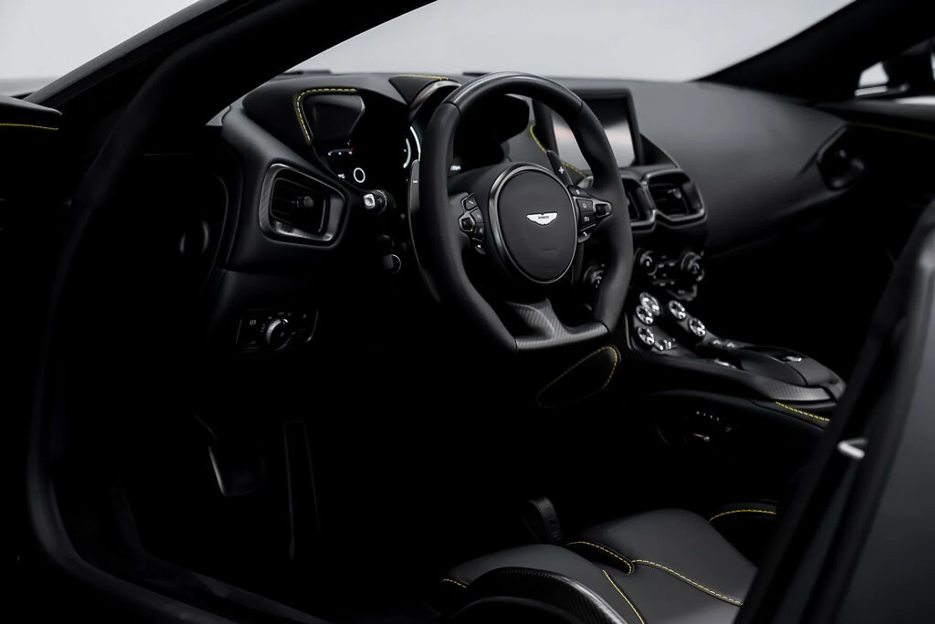 mph015_3800898965_aston_martin_vantage_2023_jpg_v_1773863537_2ba9ce8b25