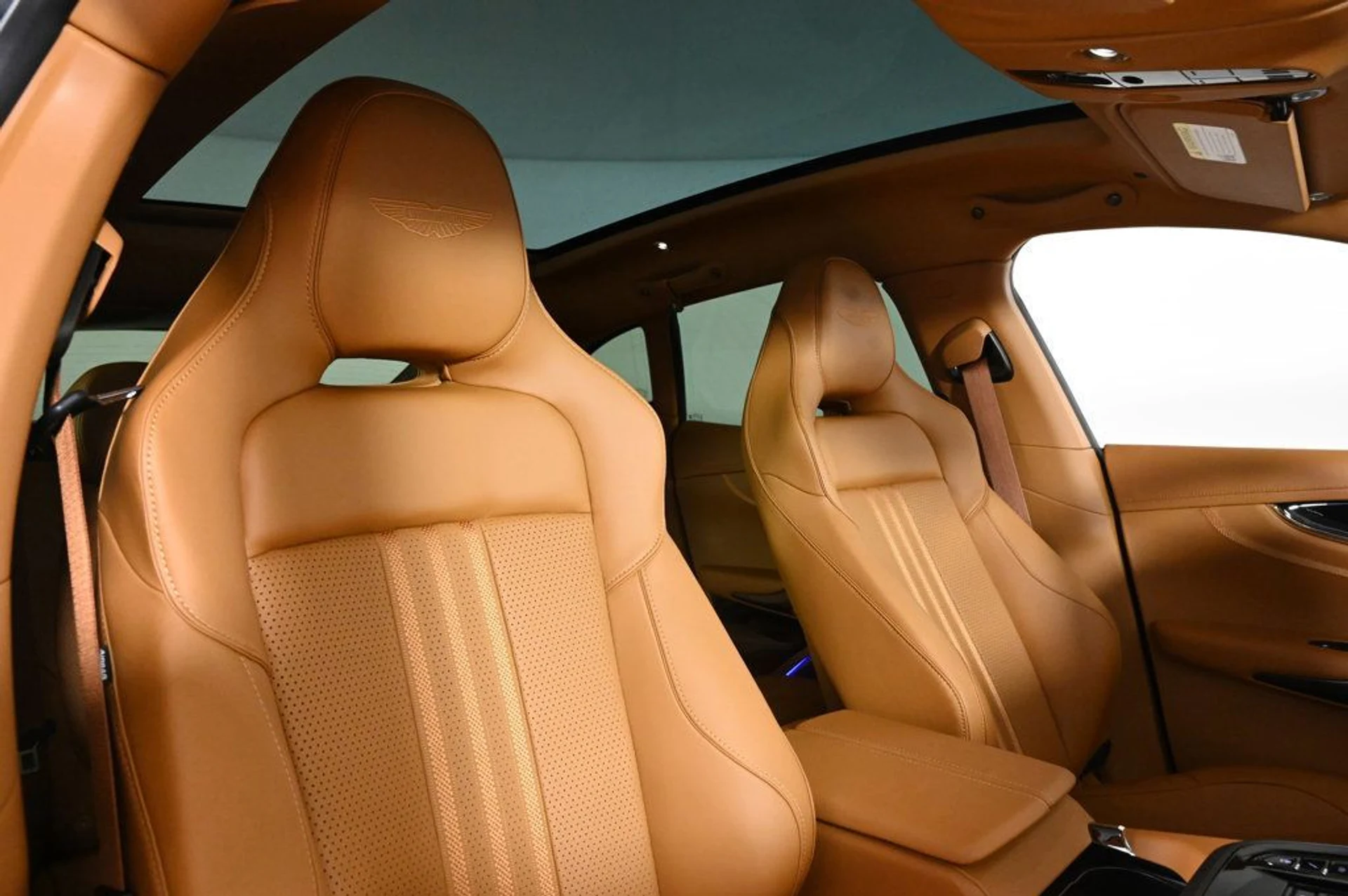 mph015_3812136394_new_2026_aston_martin_dbx_707awd_11350_22969412_15_1024_38e39cda61