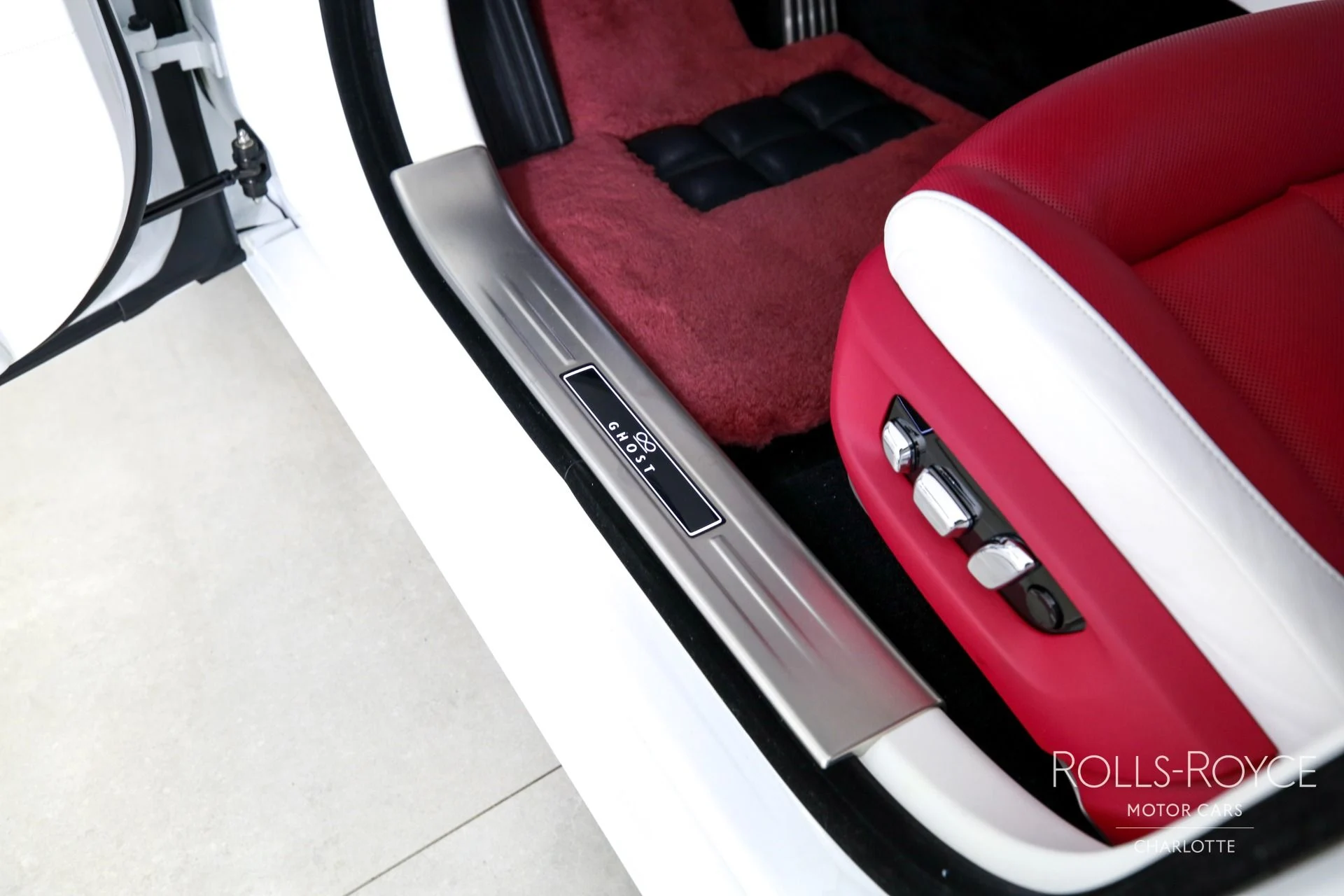 mph015_3814638392_Used_2024_Rolls_Royce_Black_Badge_Ghost_1767375436_852cfe8d44