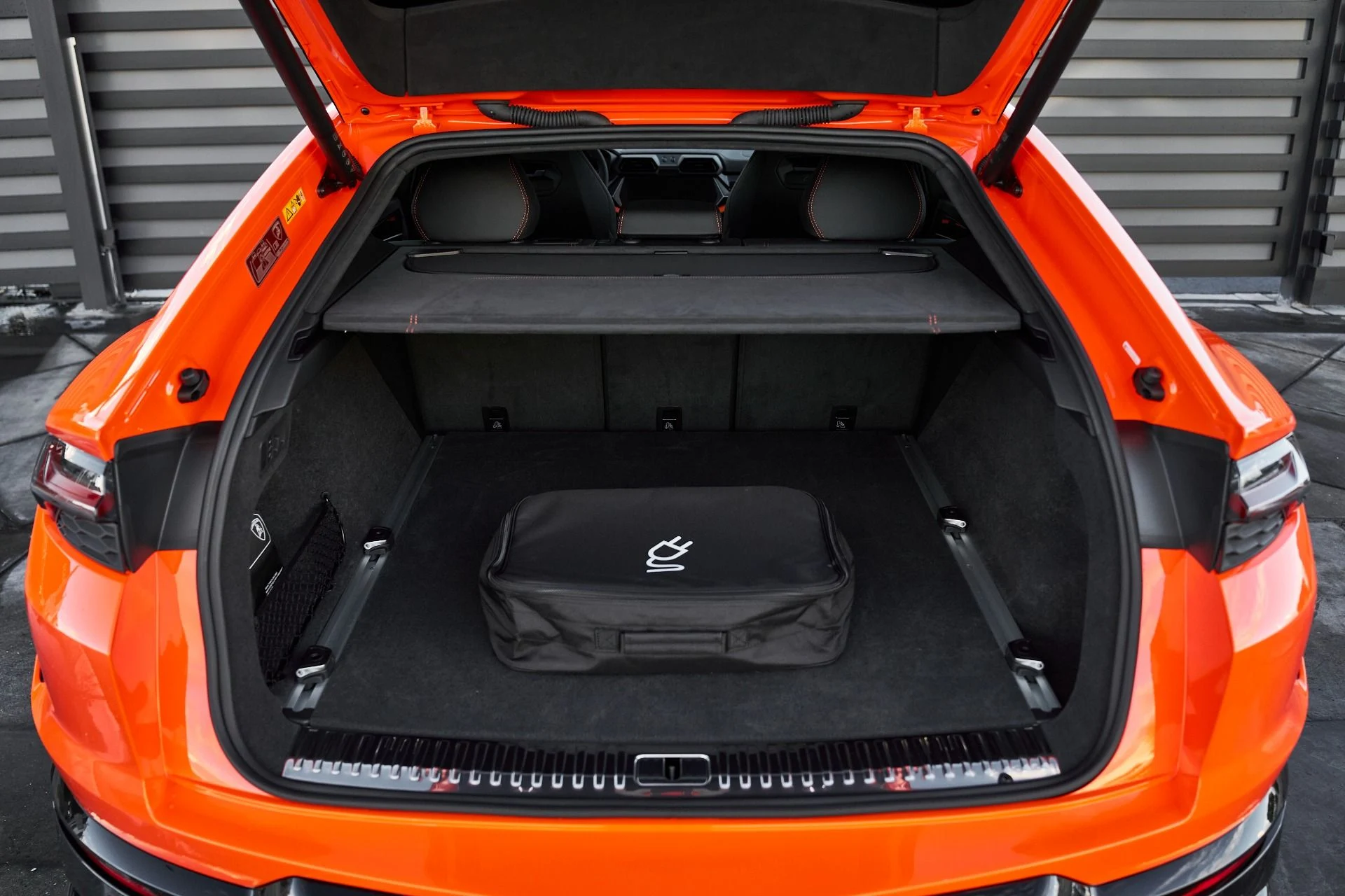 mph015_3818253809_Used_2025_Lamborghini_Urus_SE_1763604972_b841e02f46