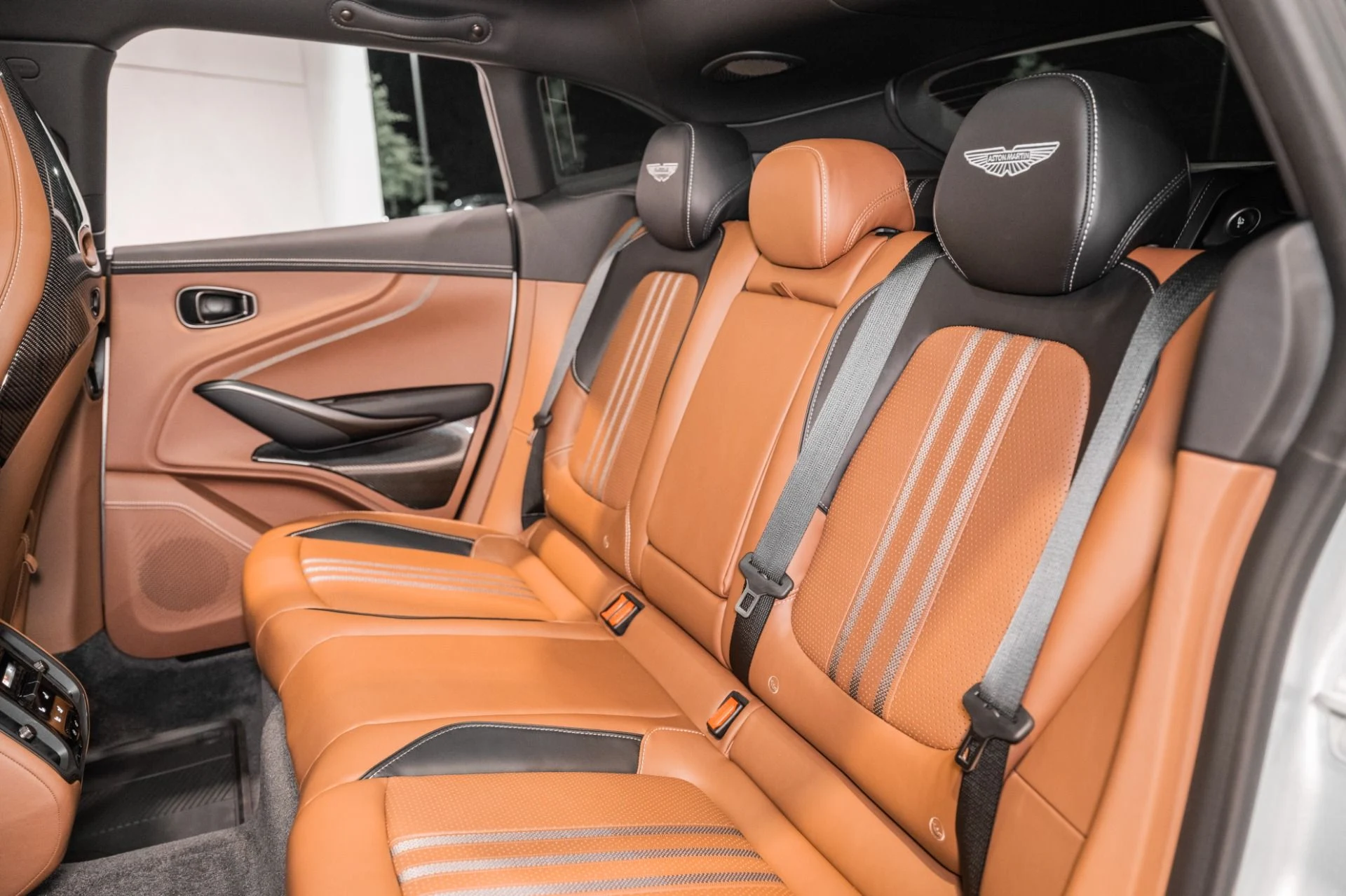 mph015_3832843438_New_2026_Aston_Martin_DBX_707_1780937763_17a716f1f0