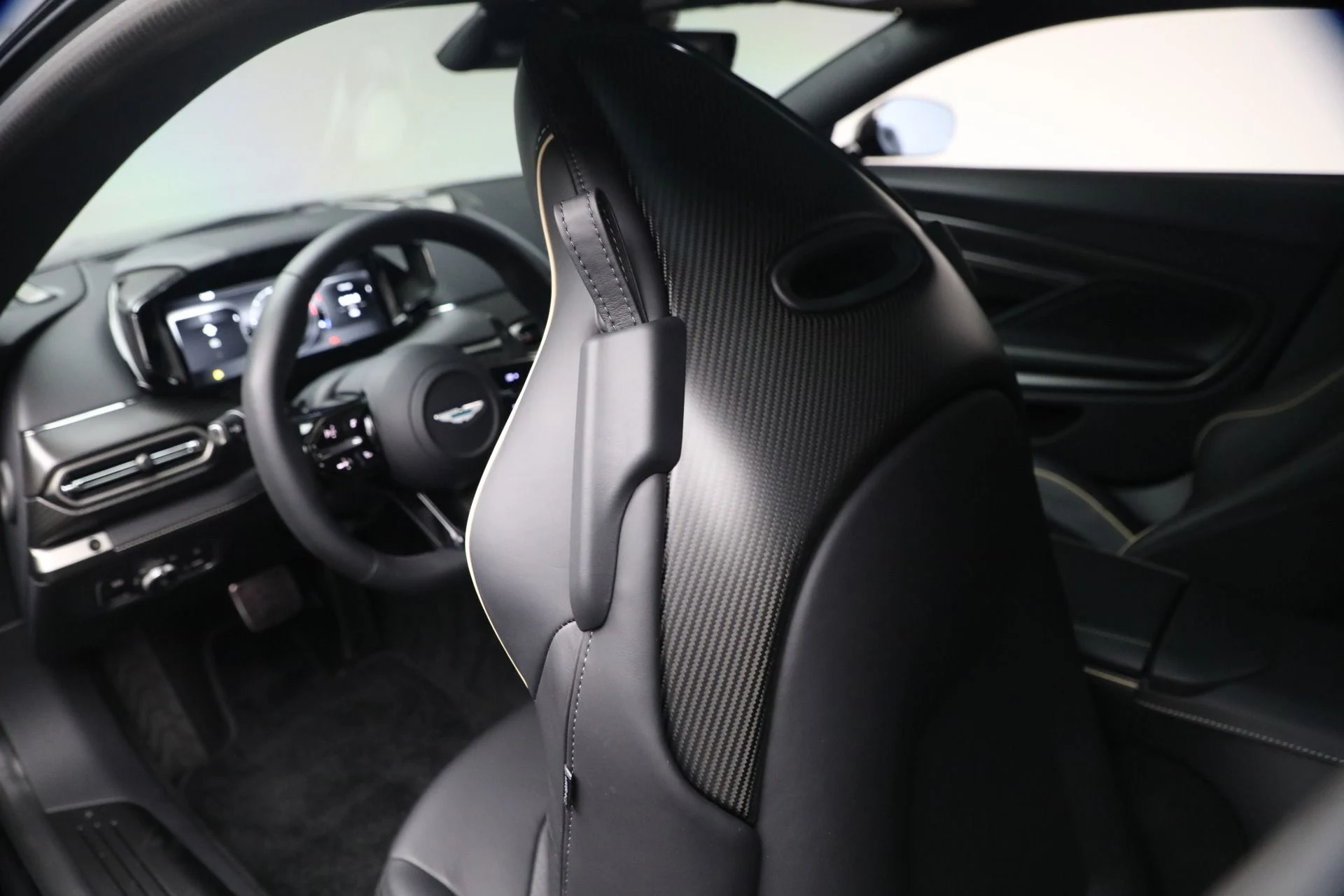 mph015_3844318798_Used_2025_Aston_Martin_Vanquish_1789418284_9ca16e87bc