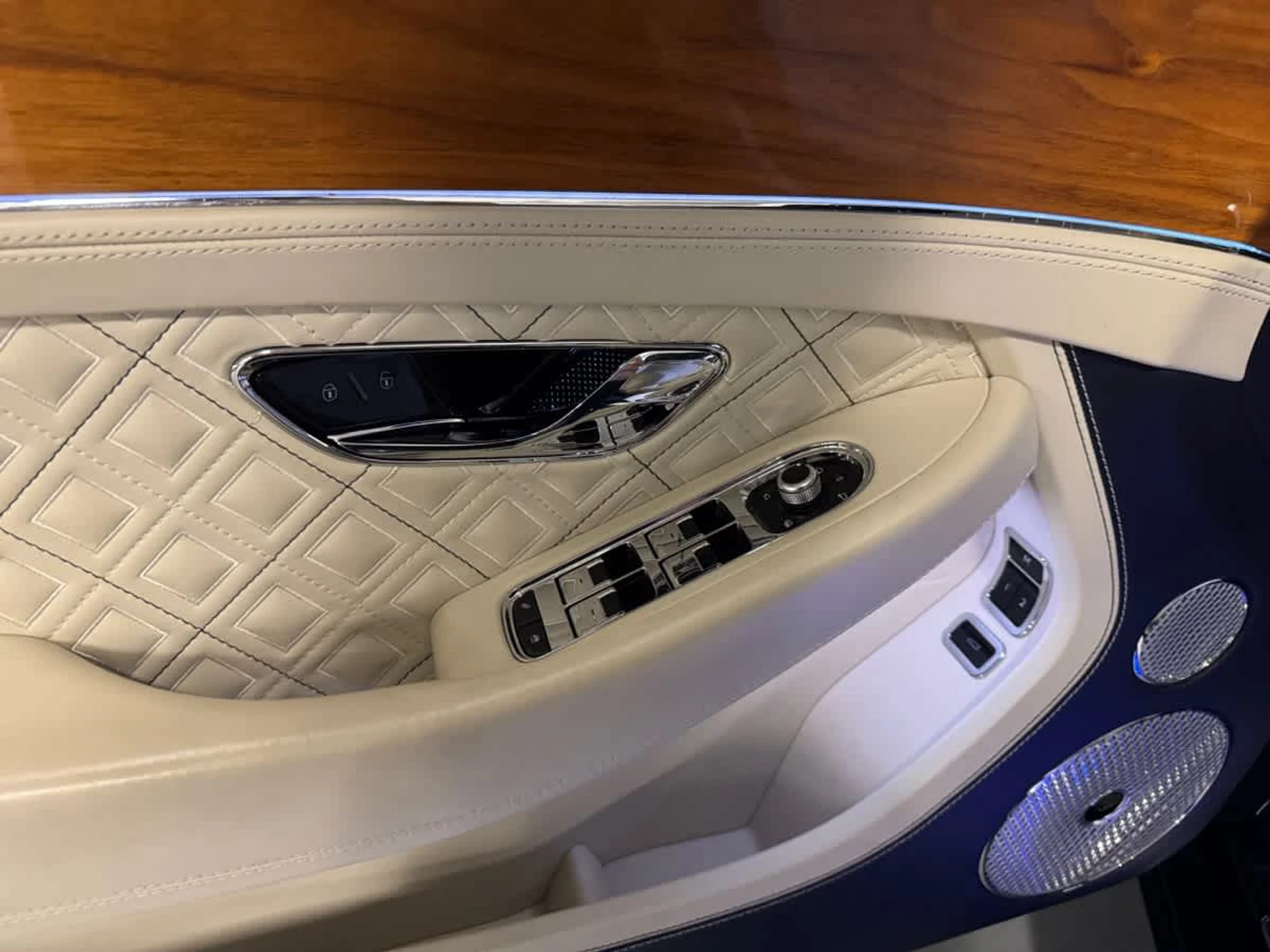 mph015_3845399576_b42cf444738afd535ef0164510ed9570x_3534849397