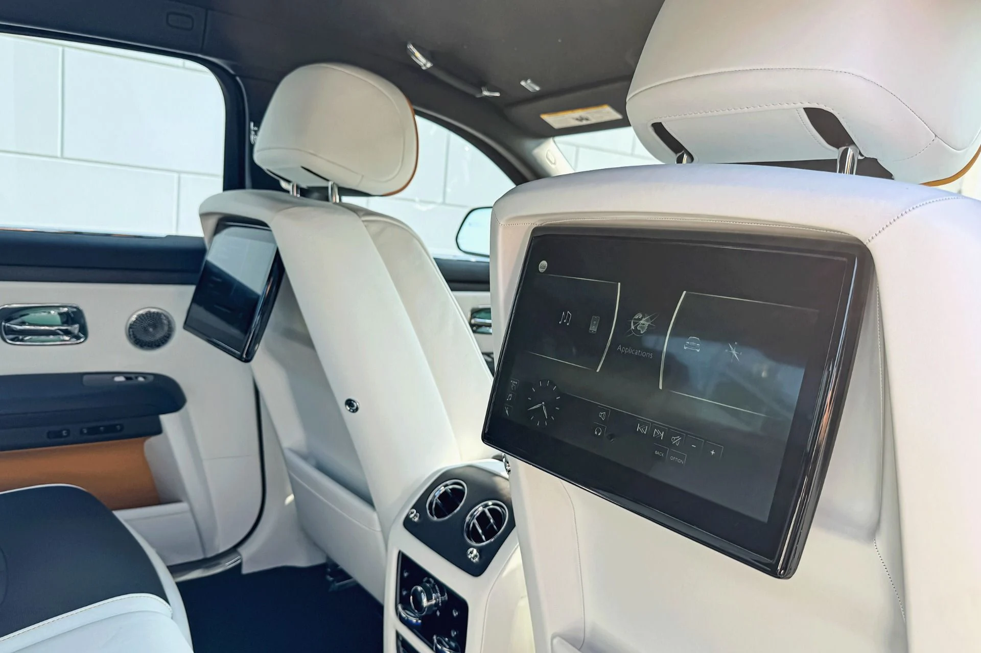 mph015_3846648085_Used_2021_Rolls_Royce_Ghost_1755072404_5c01e5b501
