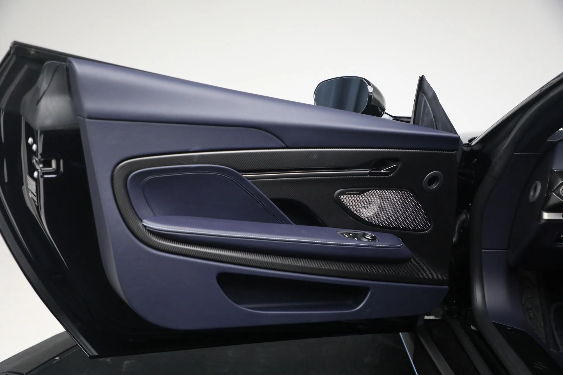 mph015_3853479186_Used_2025_Aston_Martin_Vanquish_1771024271_be79cb26af