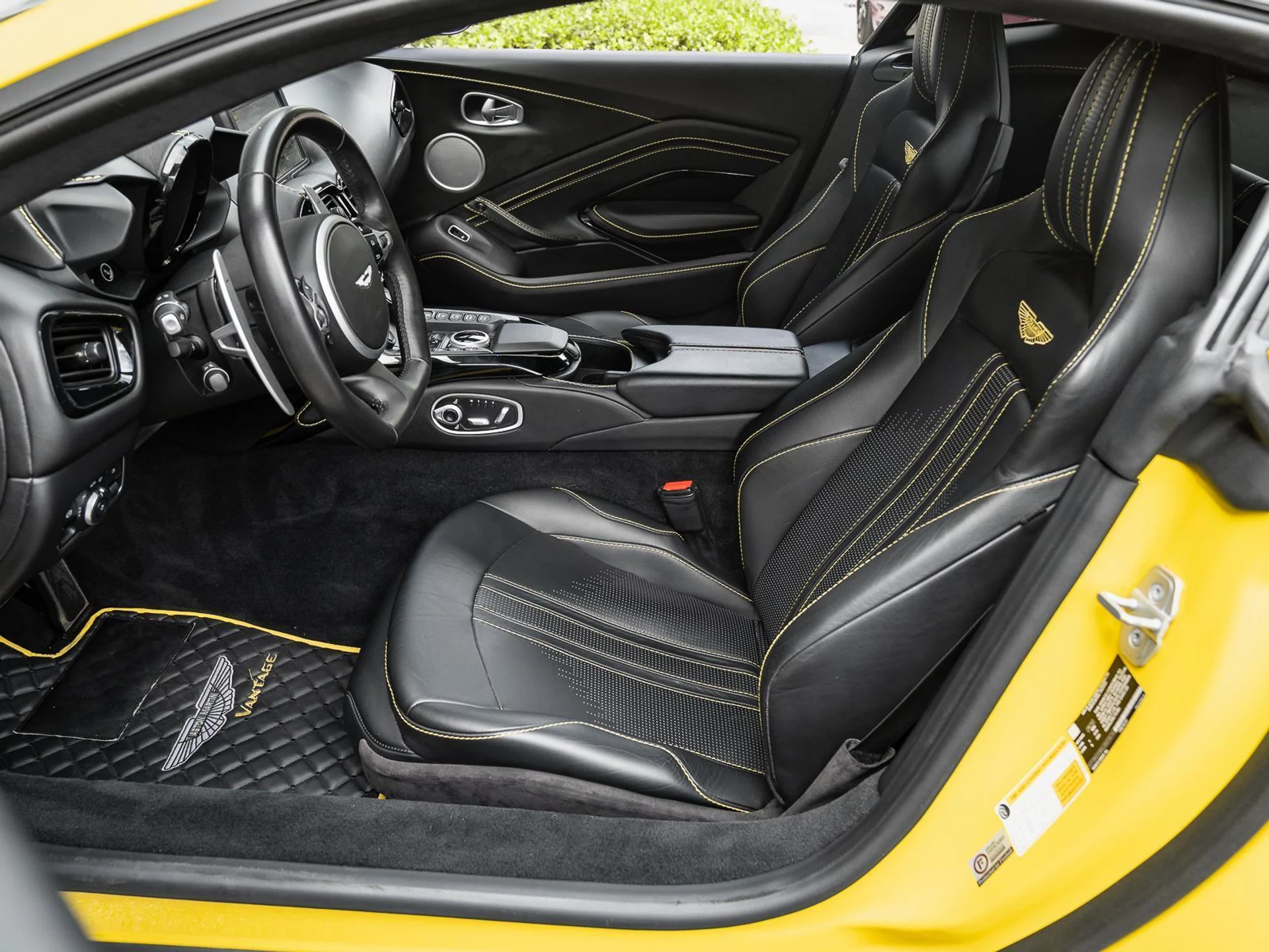 mph015_3870402205_Used_2020_Aston_Martin_Vantage_Coupe_1775769064_4463815142