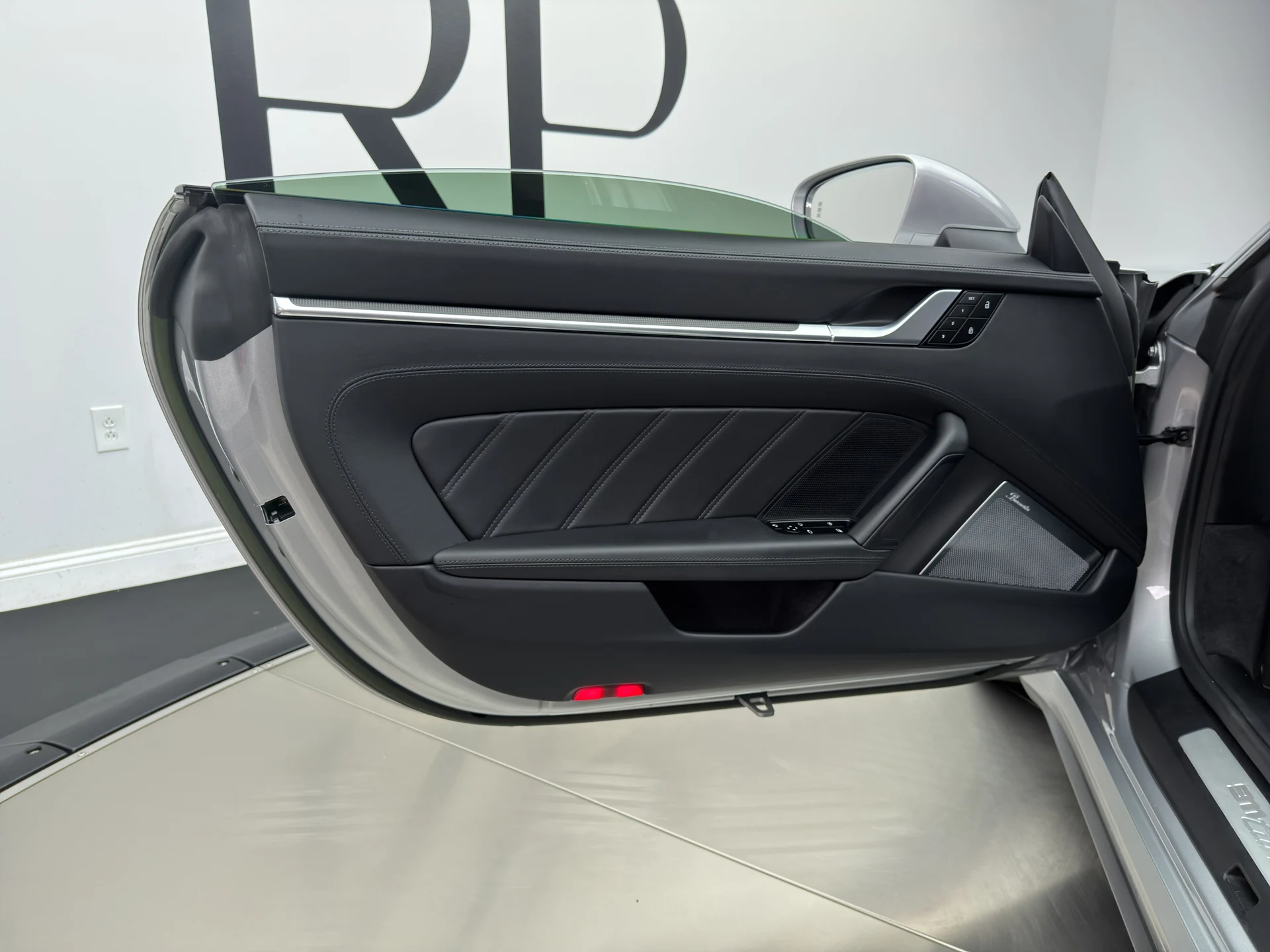 mph015_3886826098_PR_028_interior_001_3d41c3662b
