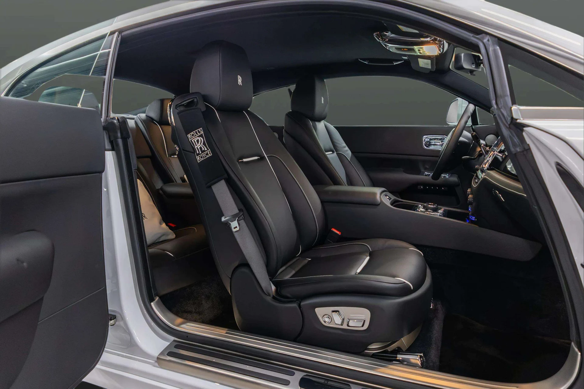 mph015_3897268303_e70bb173_309f_47b4_8558_02430fc22825_201920_Rolls_Royce20_Wraith2028_SCA_665_C52_KUX_8724329_15_c337bf562d