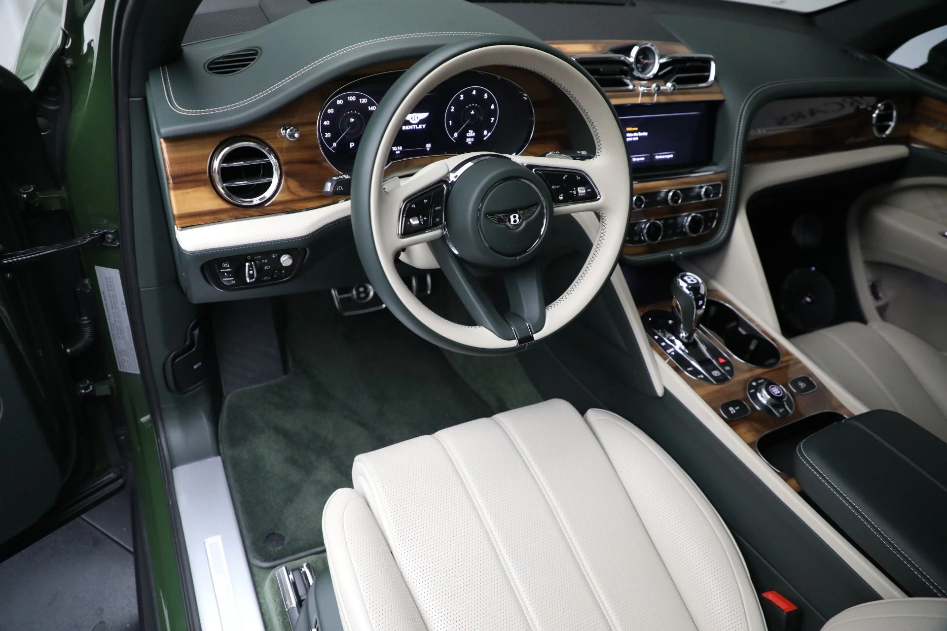 mph015_390487792_Used_2023_Bentley_Bentayga_EWB_Azure_V8_b9f51cf9e7