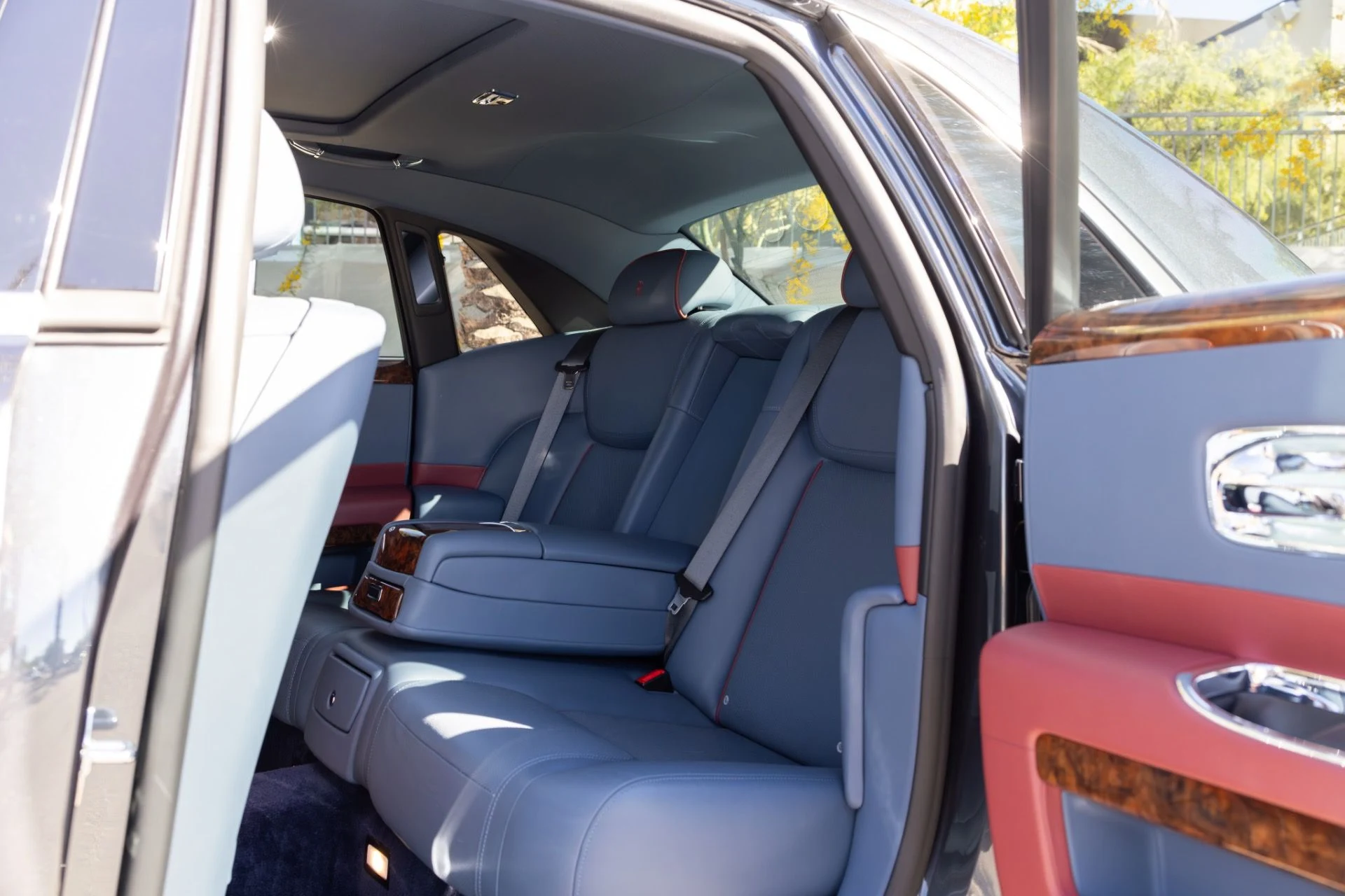 mph015_3905631069_Used_2017_Rolls_Royce_Ghost_1774567833_eeb3f97529