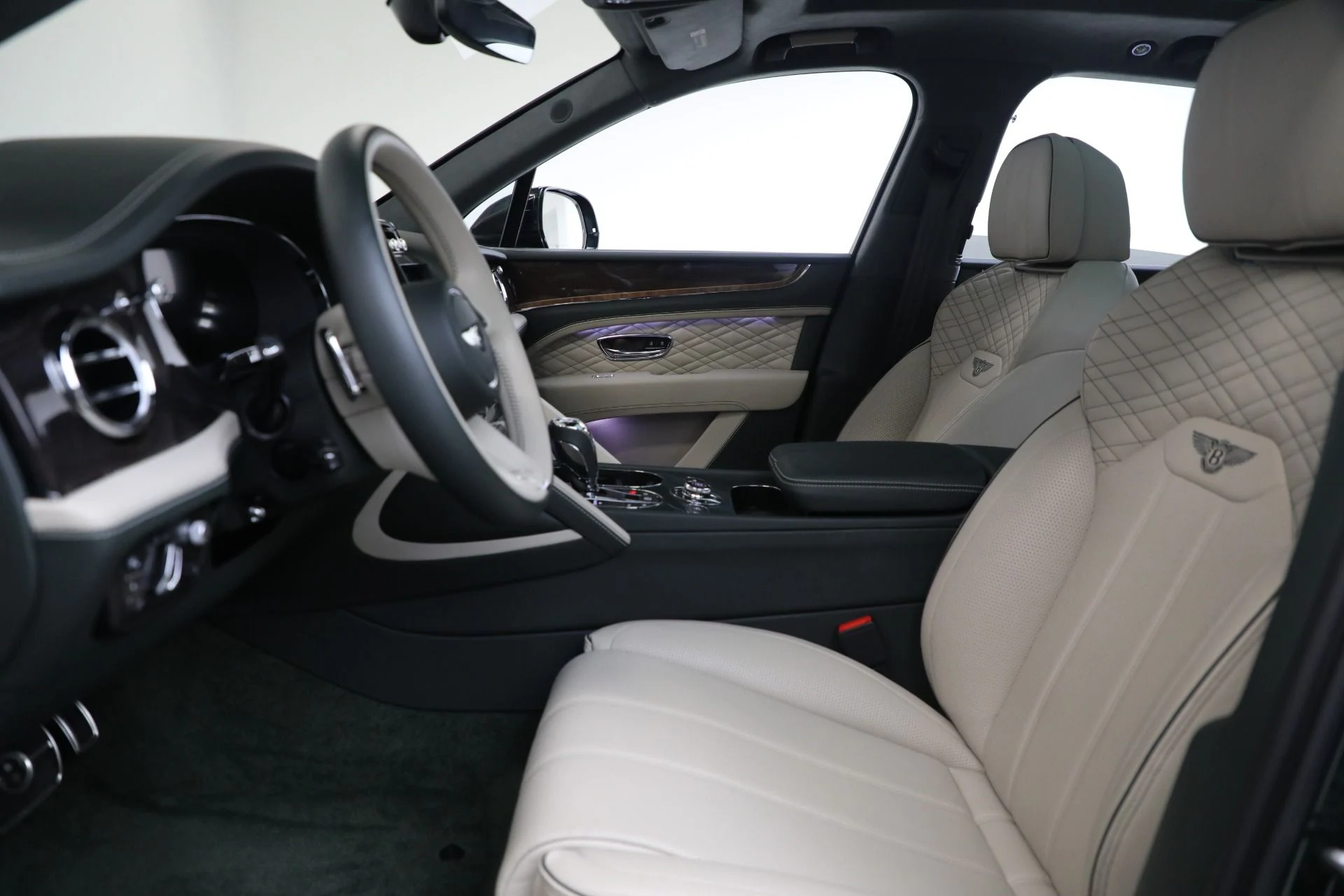 mph015_3906280421_New_2023_Bentley_Bentayga_V8_fe5f2826ed