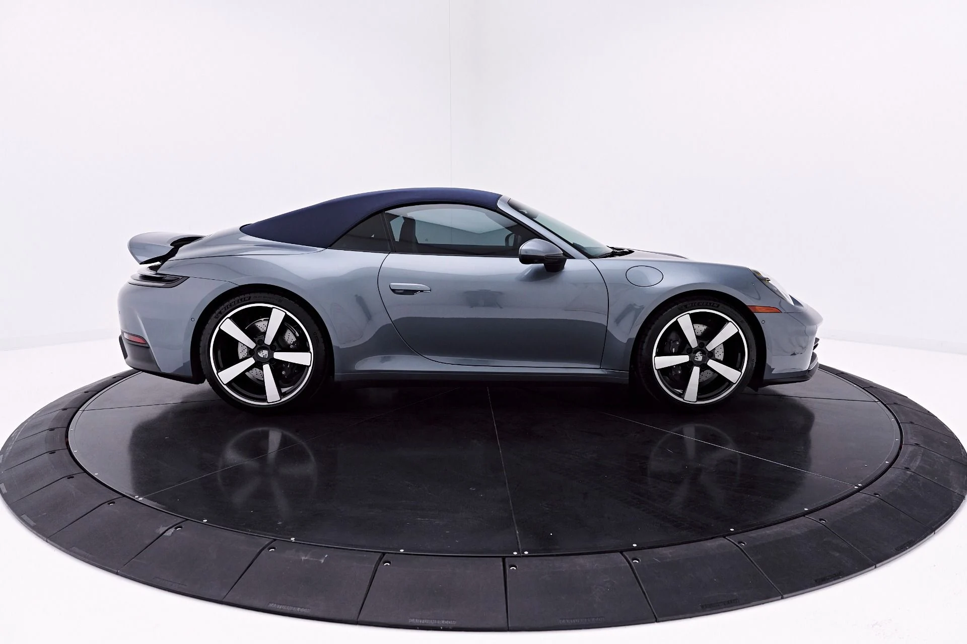 mph015_3922456418_Used_2025_Porsche_911_Carrera_1777504757_6d9715c2de