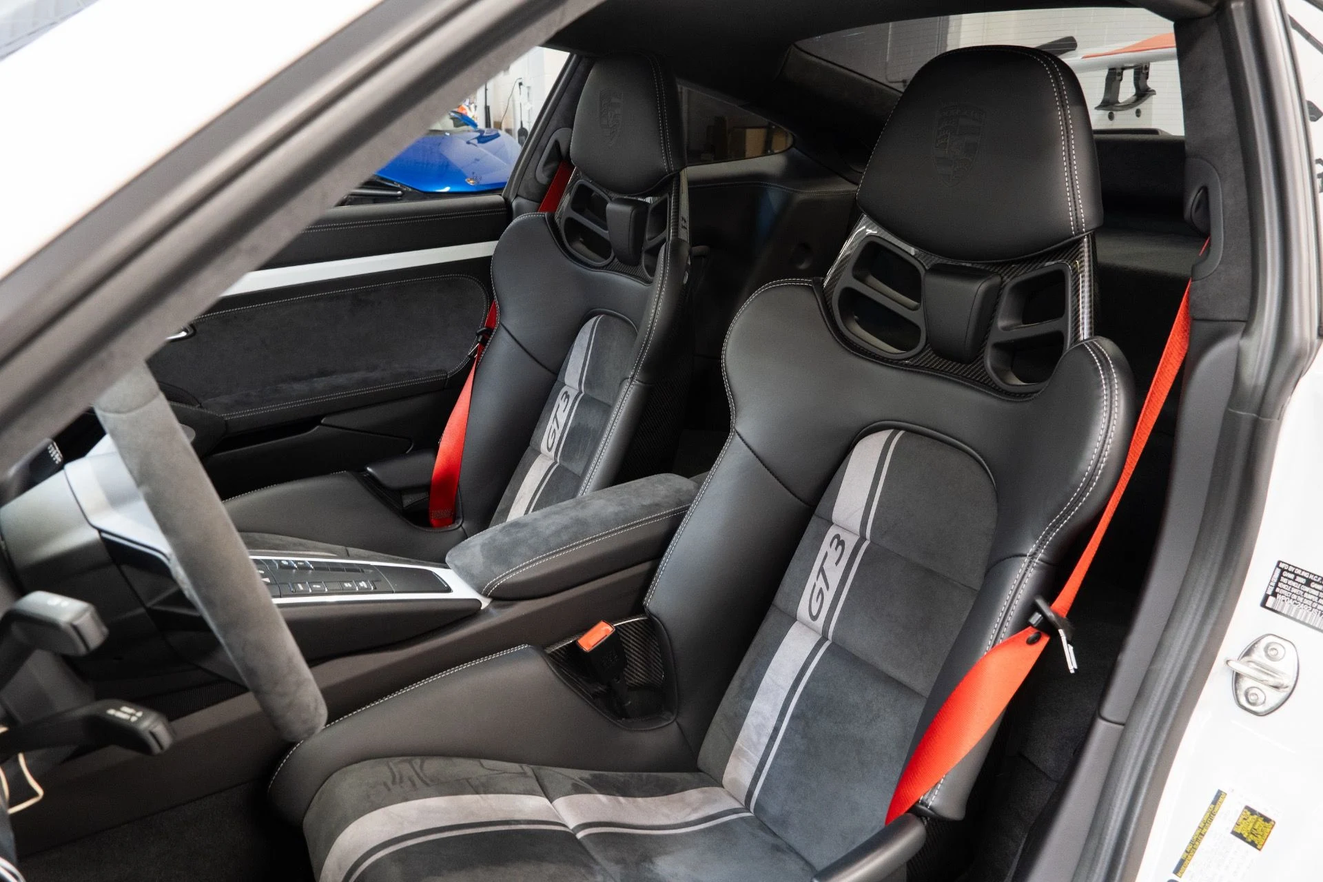 mph015_3930717189_Used_2018_Porsche_911_GT_3_1761338544_1e3aa54344