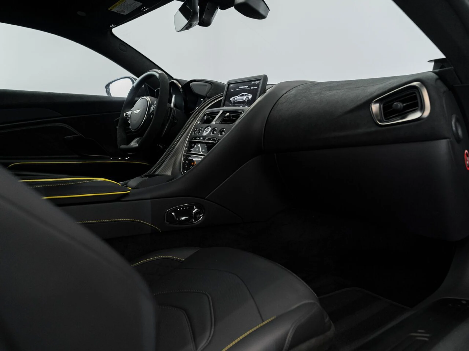 mph015_3938022908_aston_martin_dbs_2023_jpg_v_1758918548_113cdeb6a7