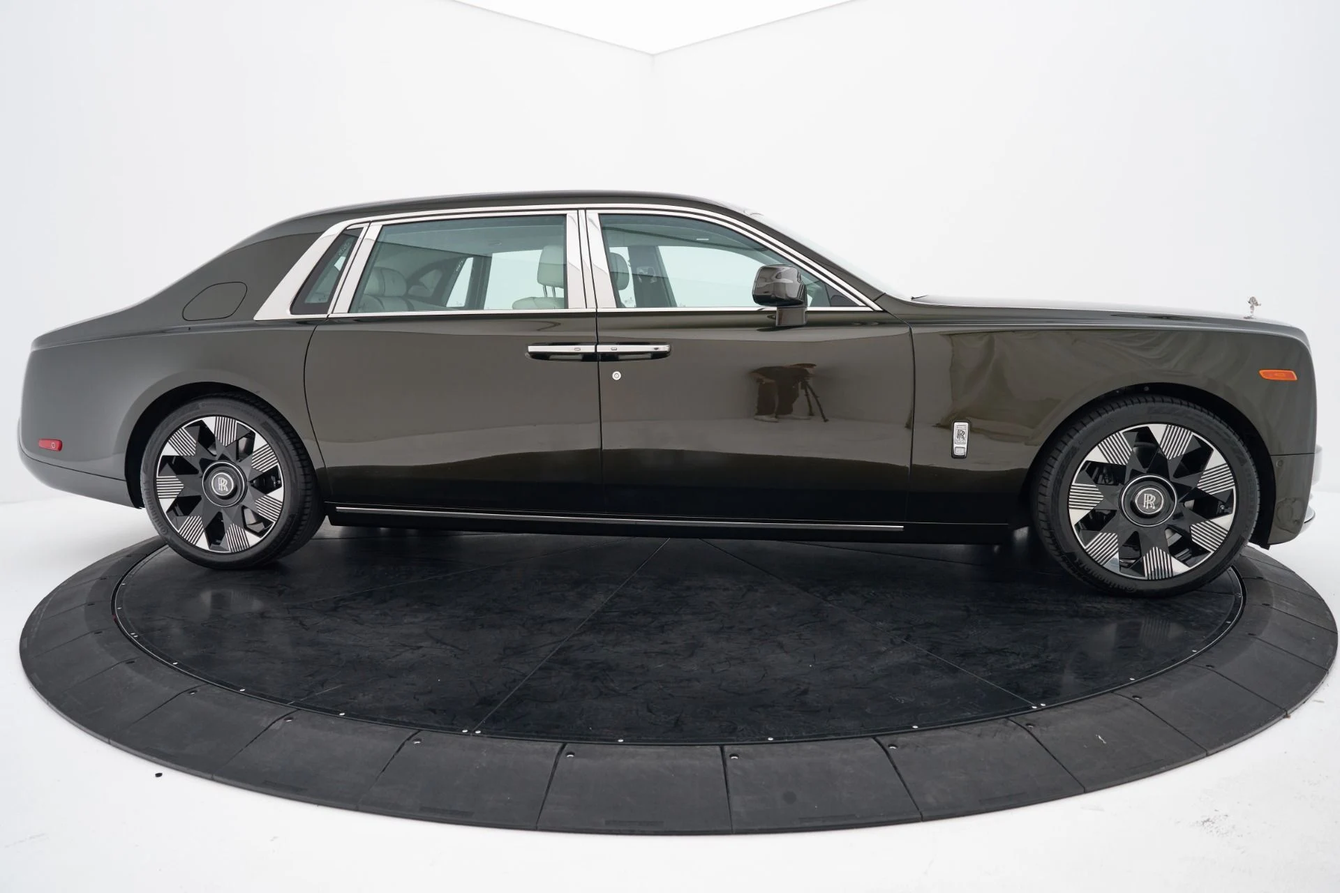 mph015_3944449486_Used_2026_Rolls_Royce_Phantom_Base_1792615148_1fed1b343a