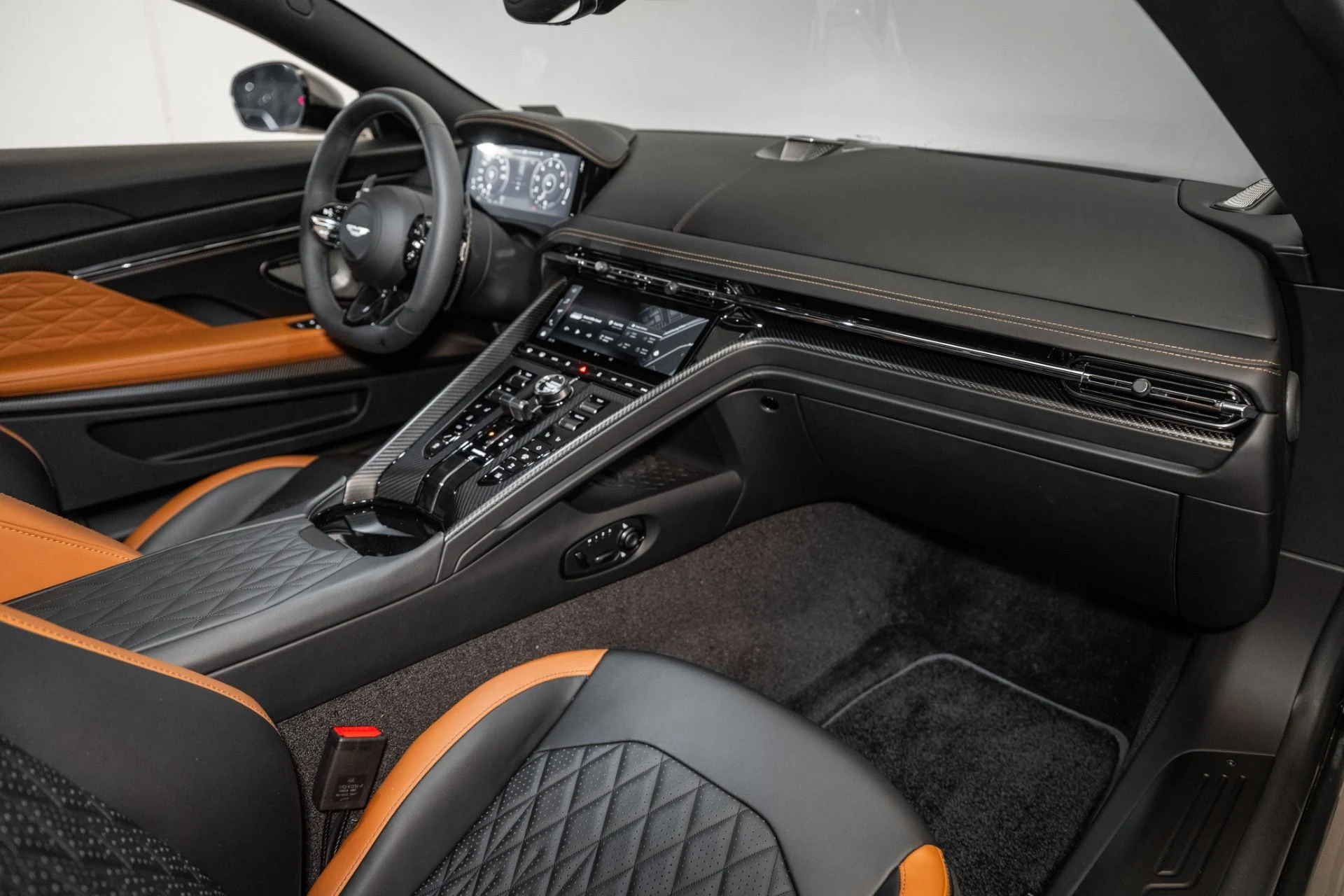 mph015_3948052522_Used_2025_Aston_Martin_DB_12_Coupe_1742566094_eb53160c49