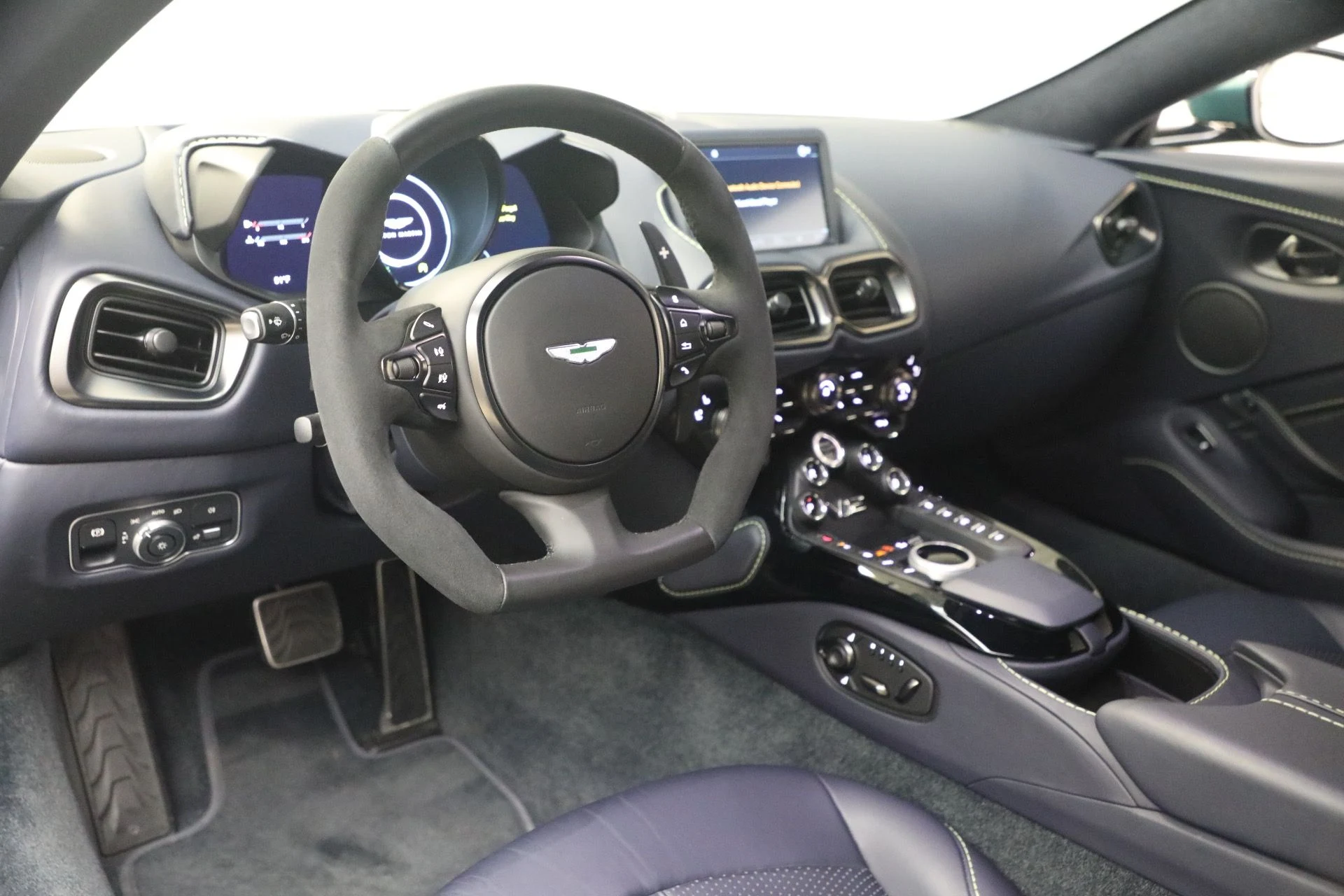 mph015_397021030_Used_2023_Aston_Martin_Vantage_V12_1777723504_e73197aa12