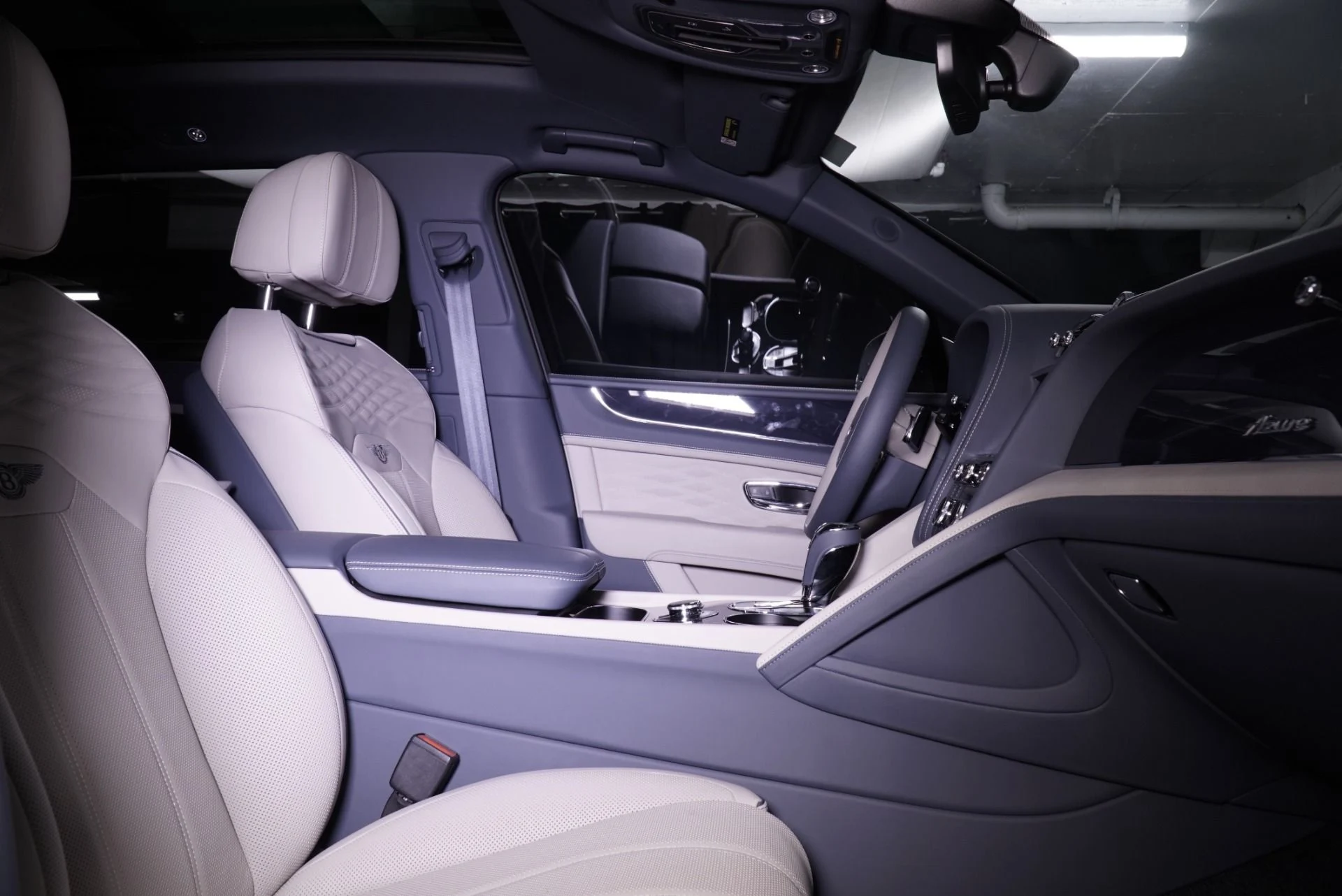 mph015_3979017098_Used_2025_Bentley_Bentayga_EWB_Azure_1762288450_fd5dab8575