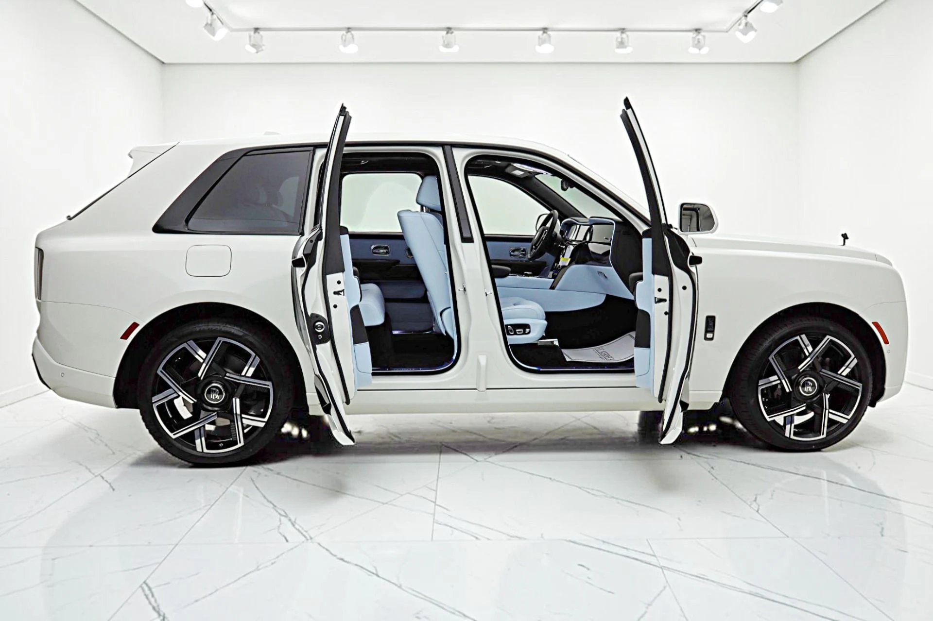mph015_398604075_New_2027_Rolls_Royce_Black_Badge_Cullinan_5af336aead