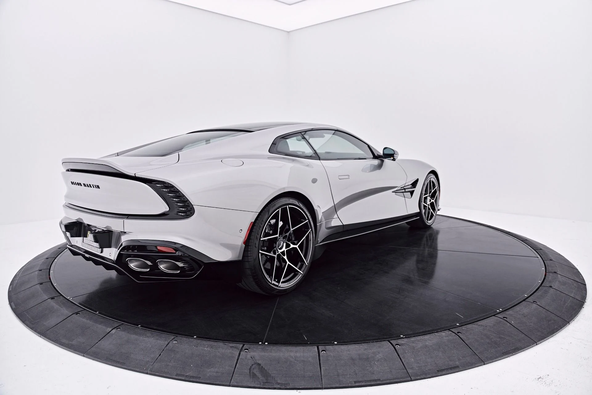 mph015_3999849367_Used_2025_Aston_Martin_Vanquish_V12_1786045792_7e83e1abbd