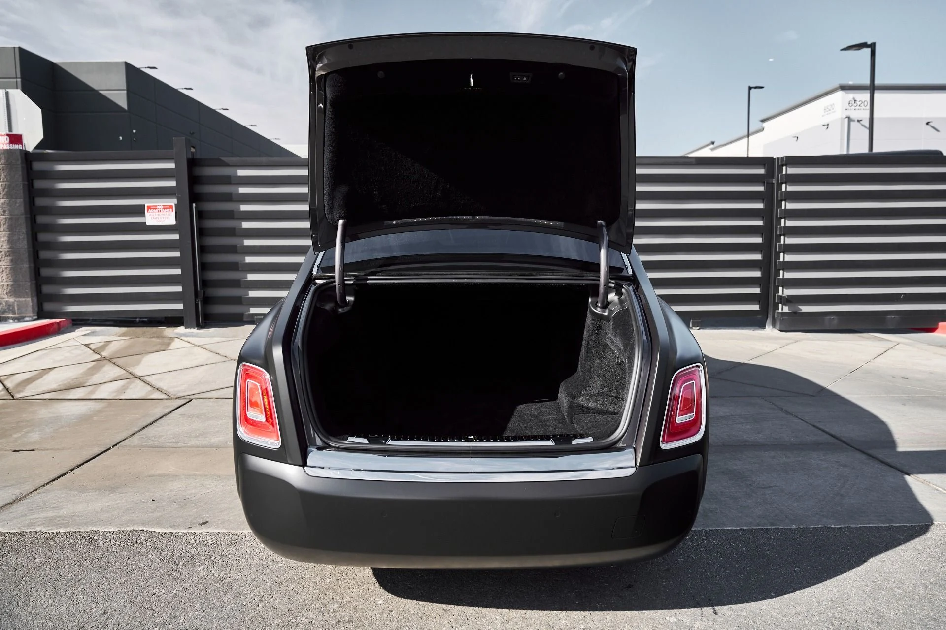 mph015_401243848_Used_2025_Rolls_Royce_Phantom_Base_1769480878_bc19c02e43