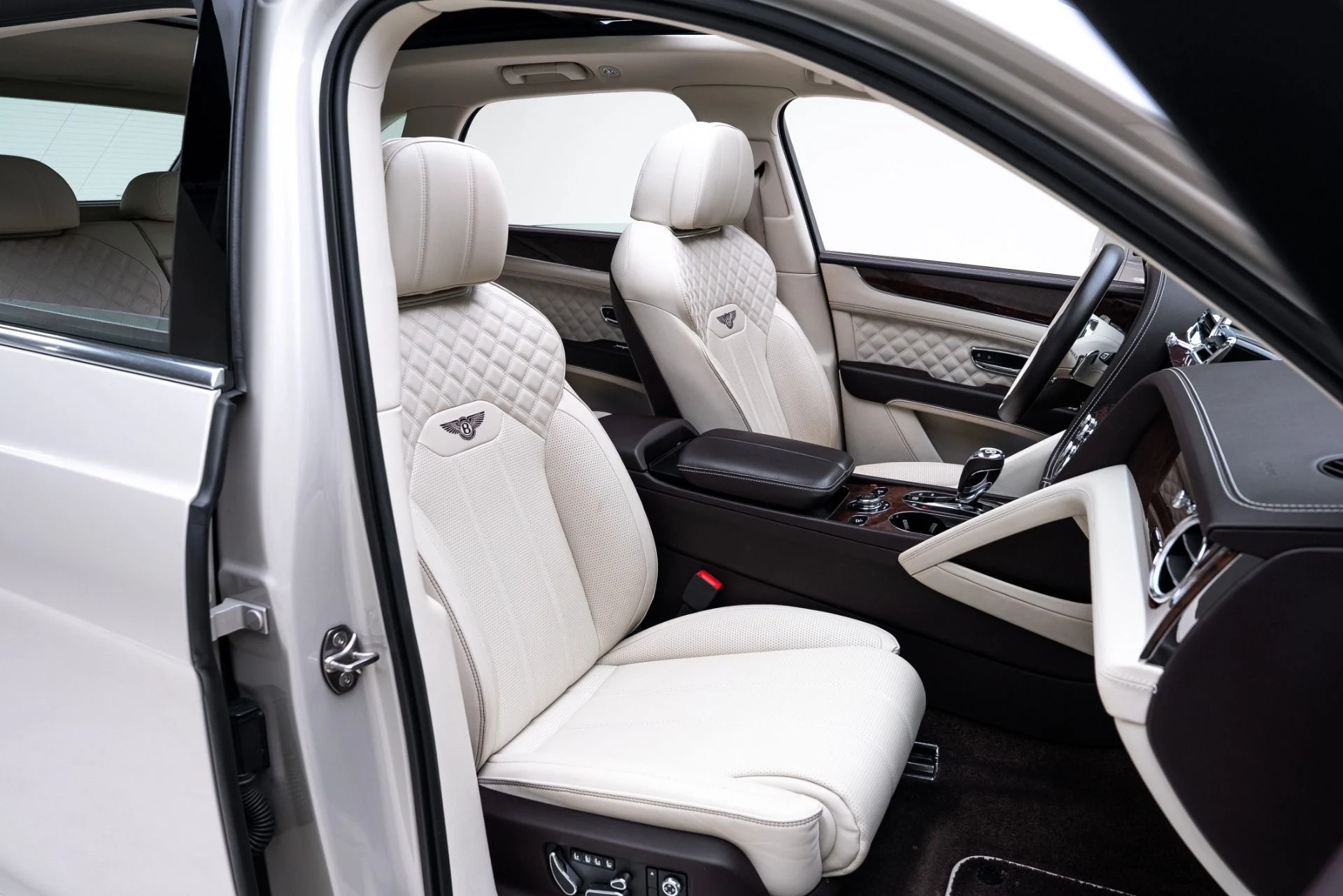 mph015_4022430493_Used_2021_Bentley_Bentayga_V8_1774990523_b2c7bca8ab