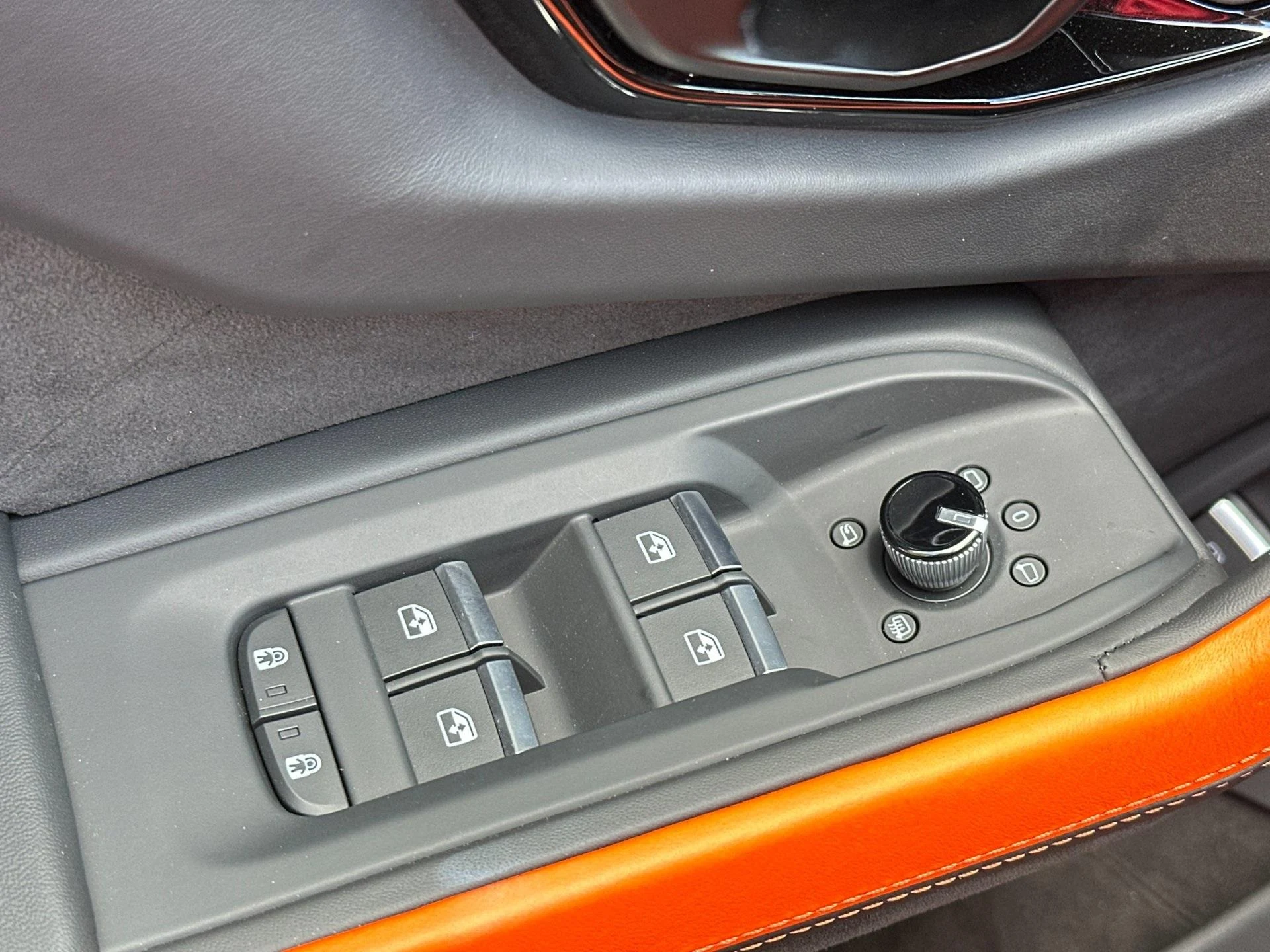 mph015_4023177660_Used_2025_Lamborghini_Urus_SE_1755160814_7f08204f93